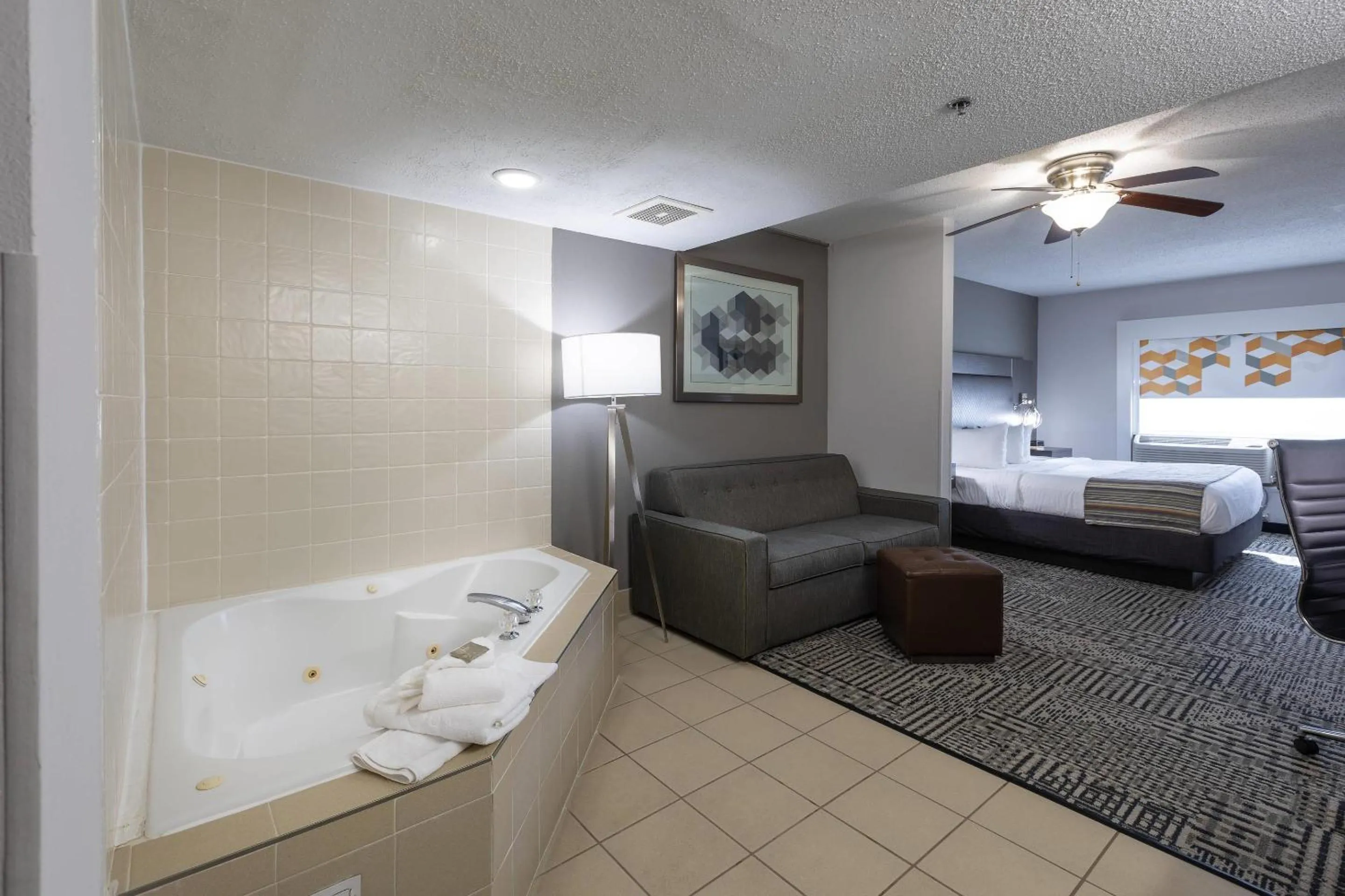 Bedroom, Bed in Country Inn & Suites by Radisson, Lake Norman Huntersville, NC