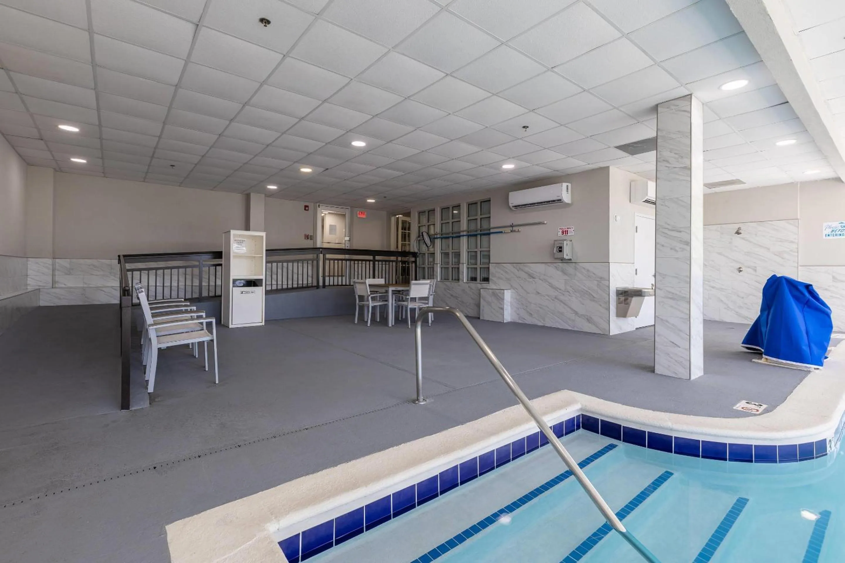 Swimming pool in Country Inn & Suites by Radisson, Lake Norman Huntersville, NC