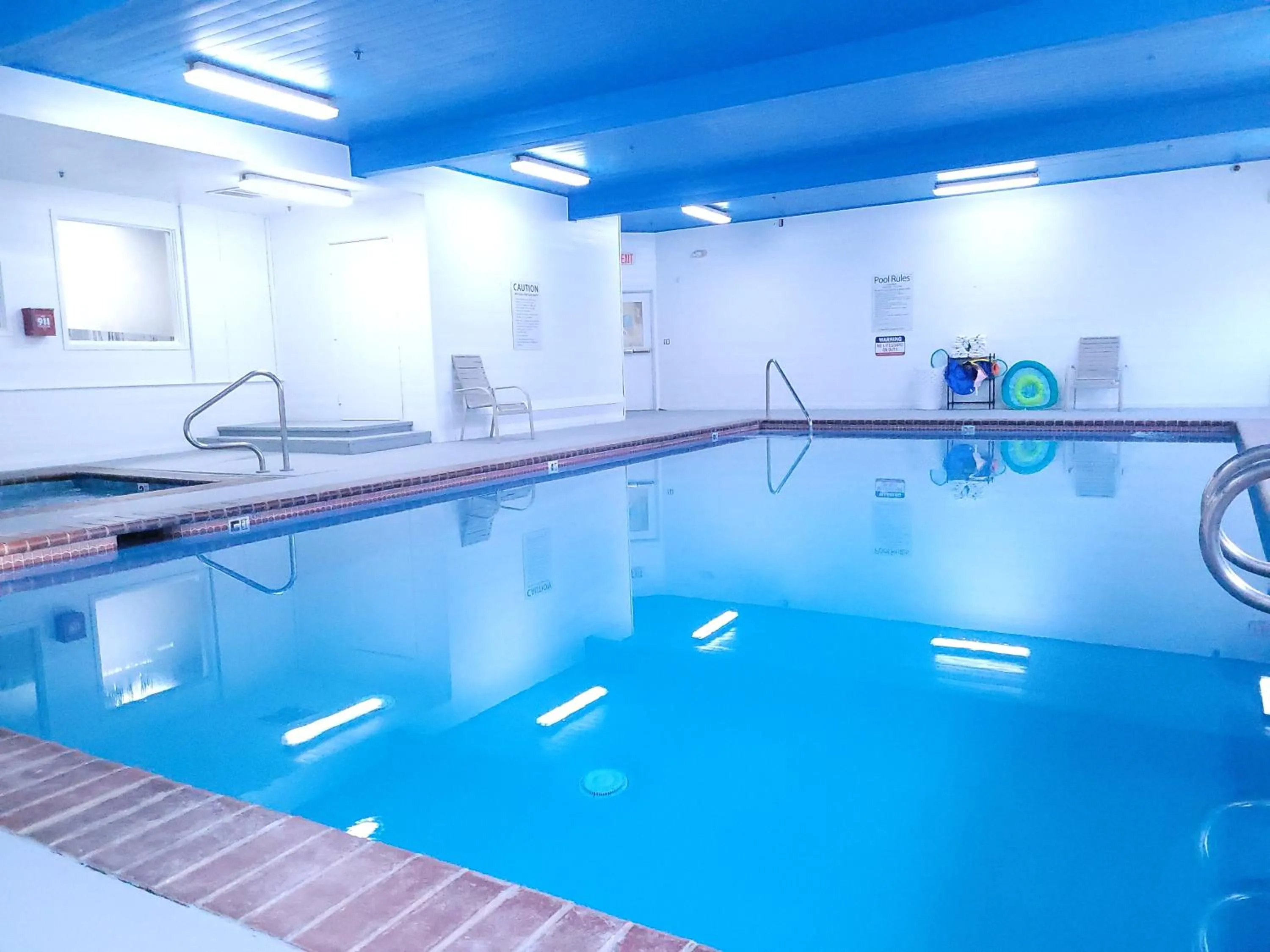 Swimming pool in Quality Inn & Suites Wilsonville