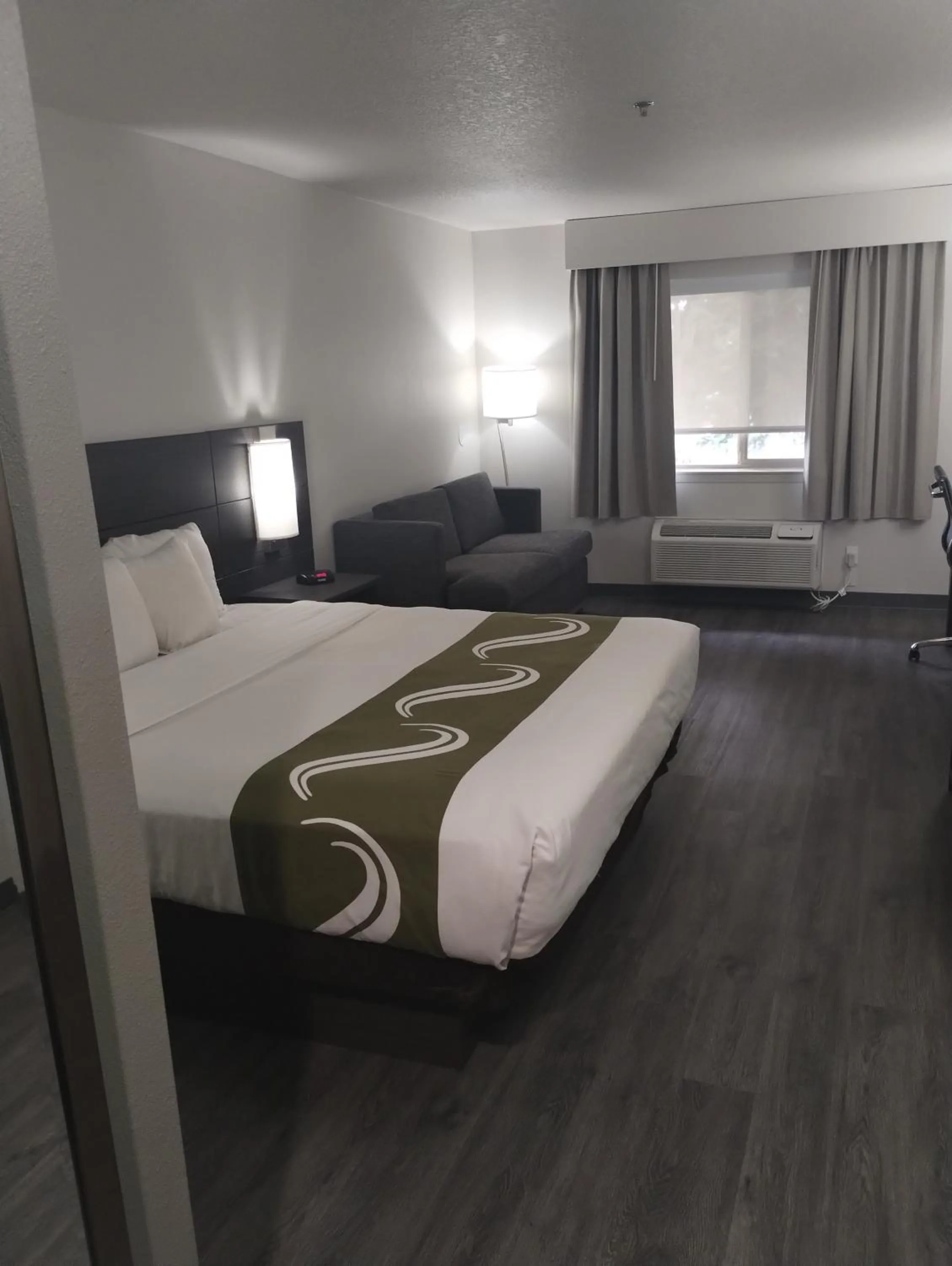 Photo of the whole room, Bed in Quality Inn & Suites Wilsonville