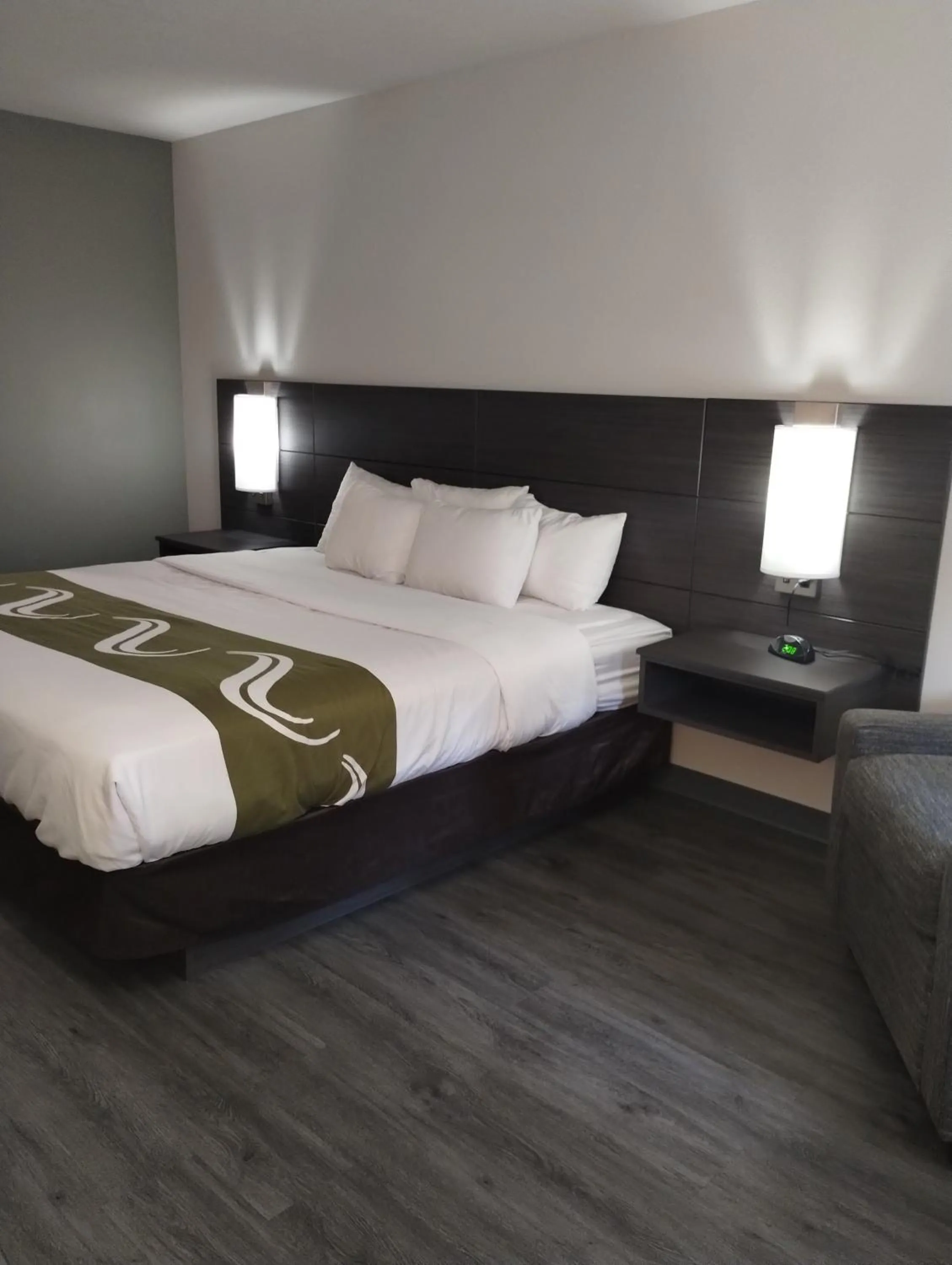 Bed in Quality Inn & Suites Wilsonville