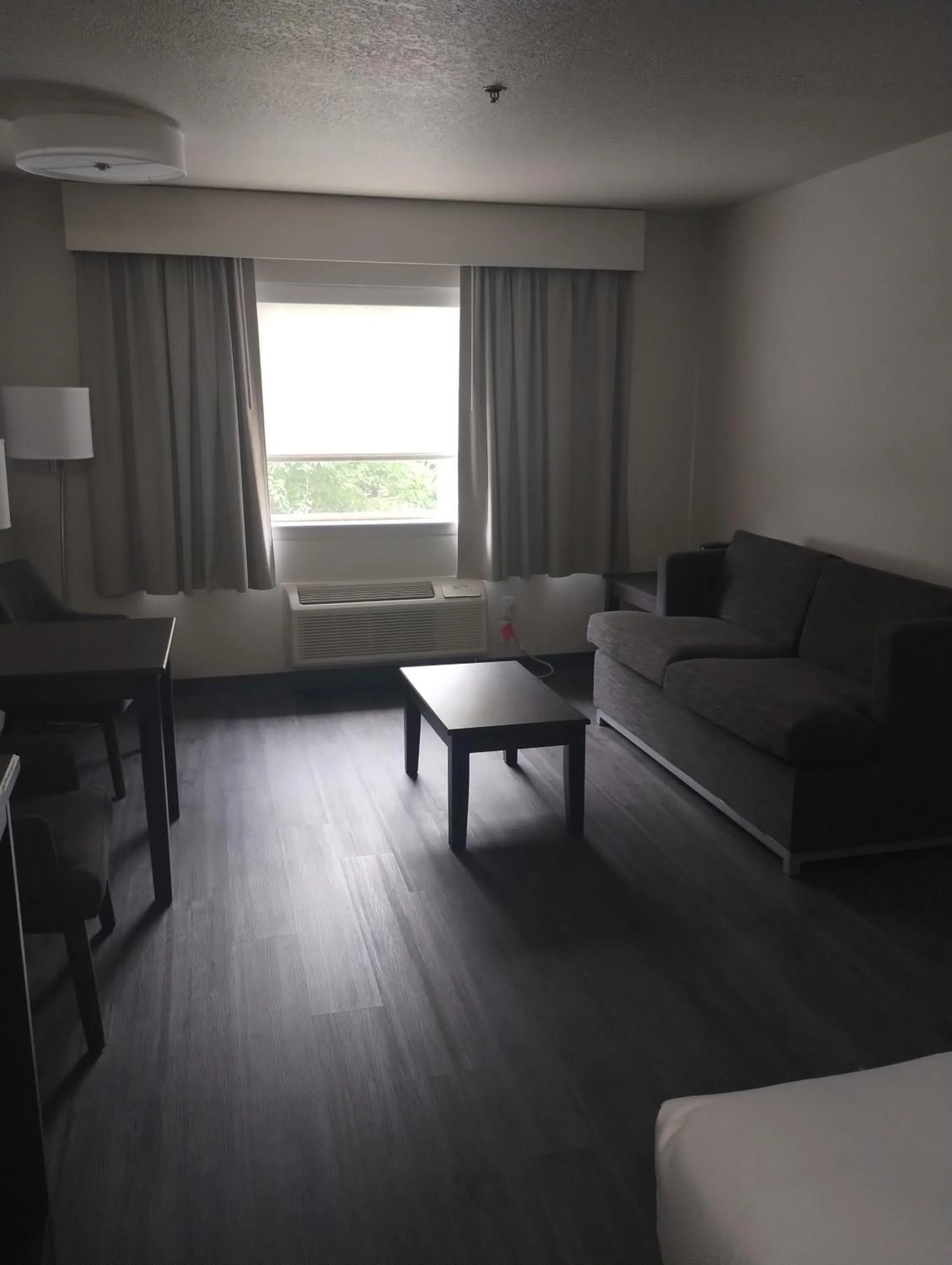 Bed in Quality Inn & Suites Wilsonville