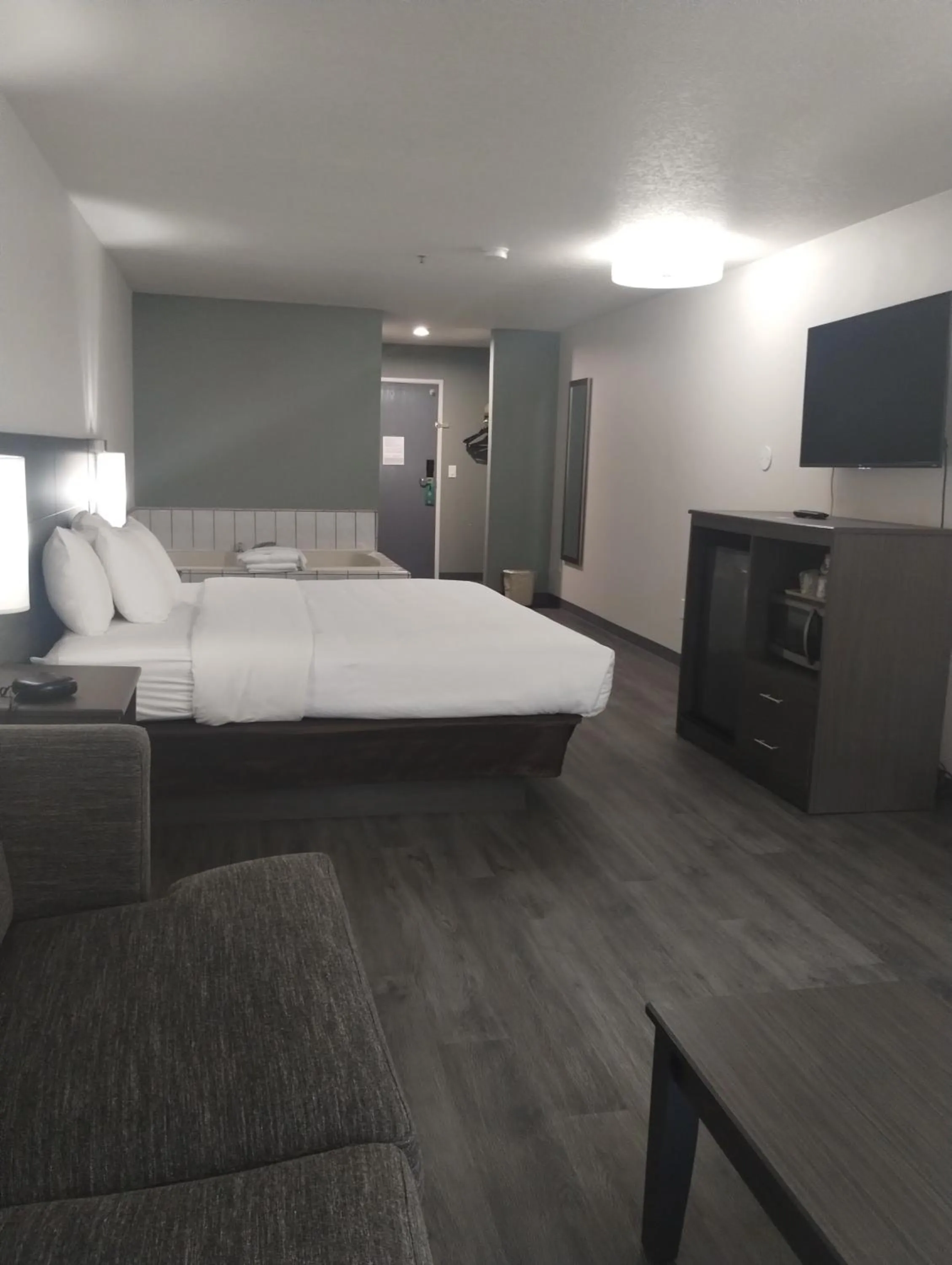 Bed in Quality Inn & Suites Wilsonville