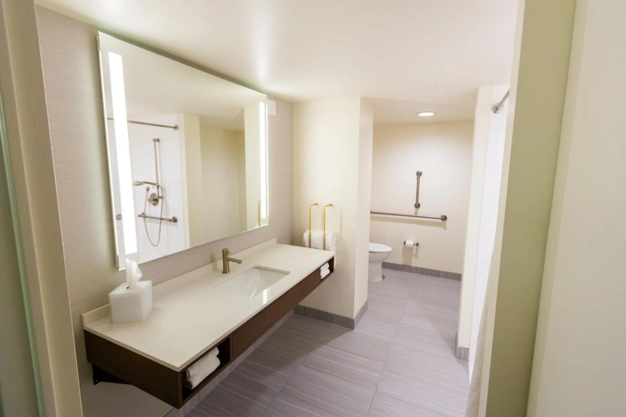 Photo of the whole room in Crowne Plaza Cleveland at Playhouse Square by IHG