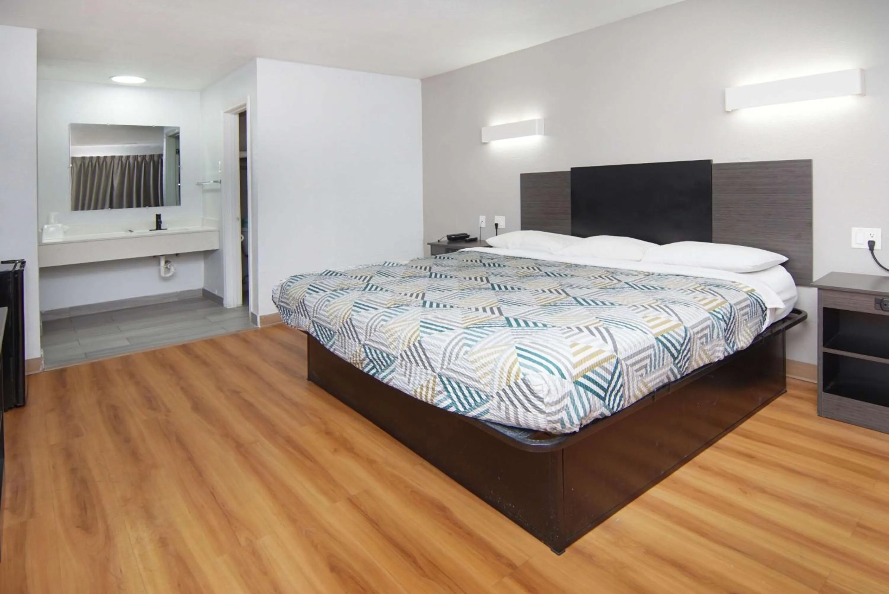 Bedroom, Bed in Motel 6-Red Oak, TX - Dallas