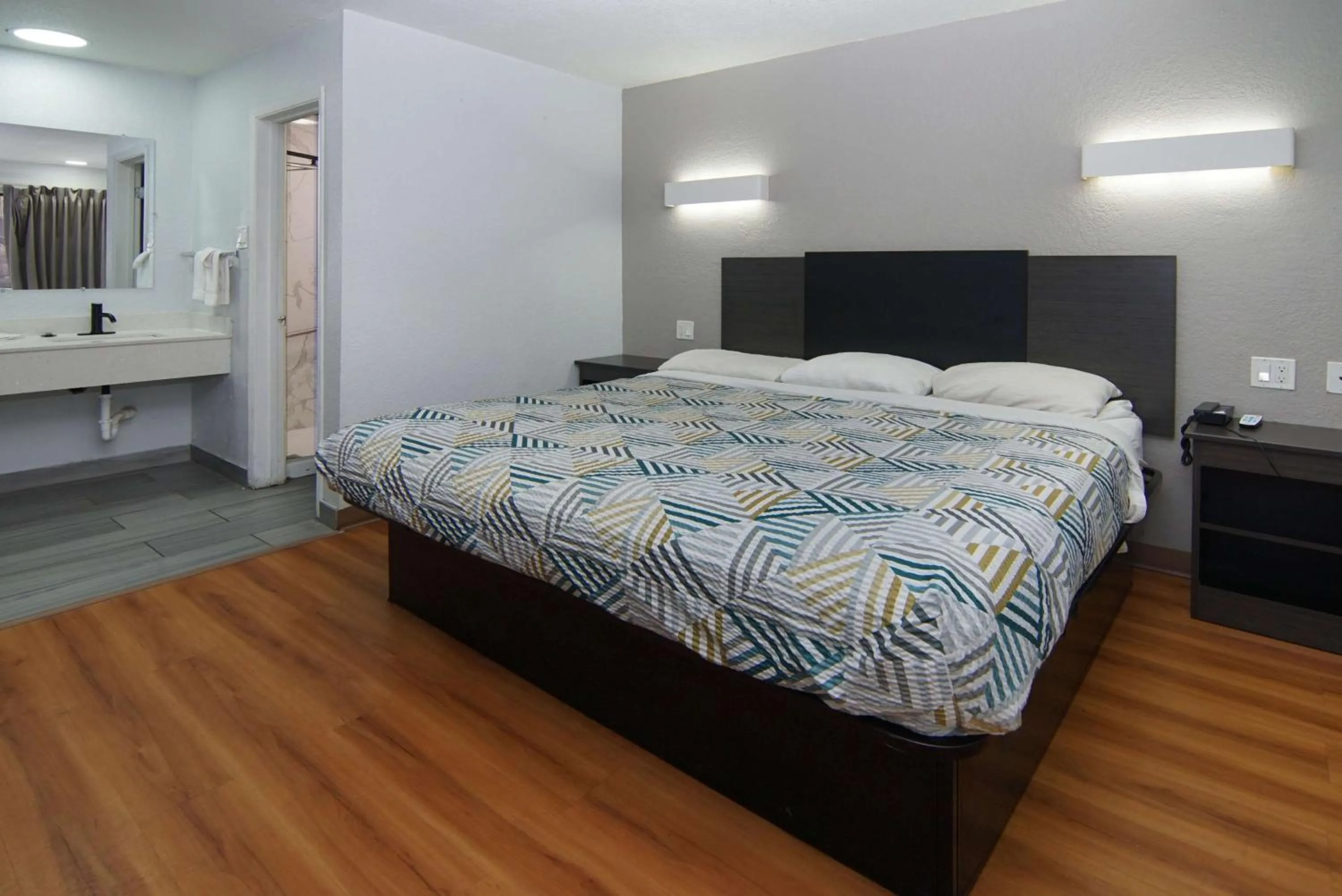 Bedroom, Bed in Motel 6-Red Oak, TX - Dallas