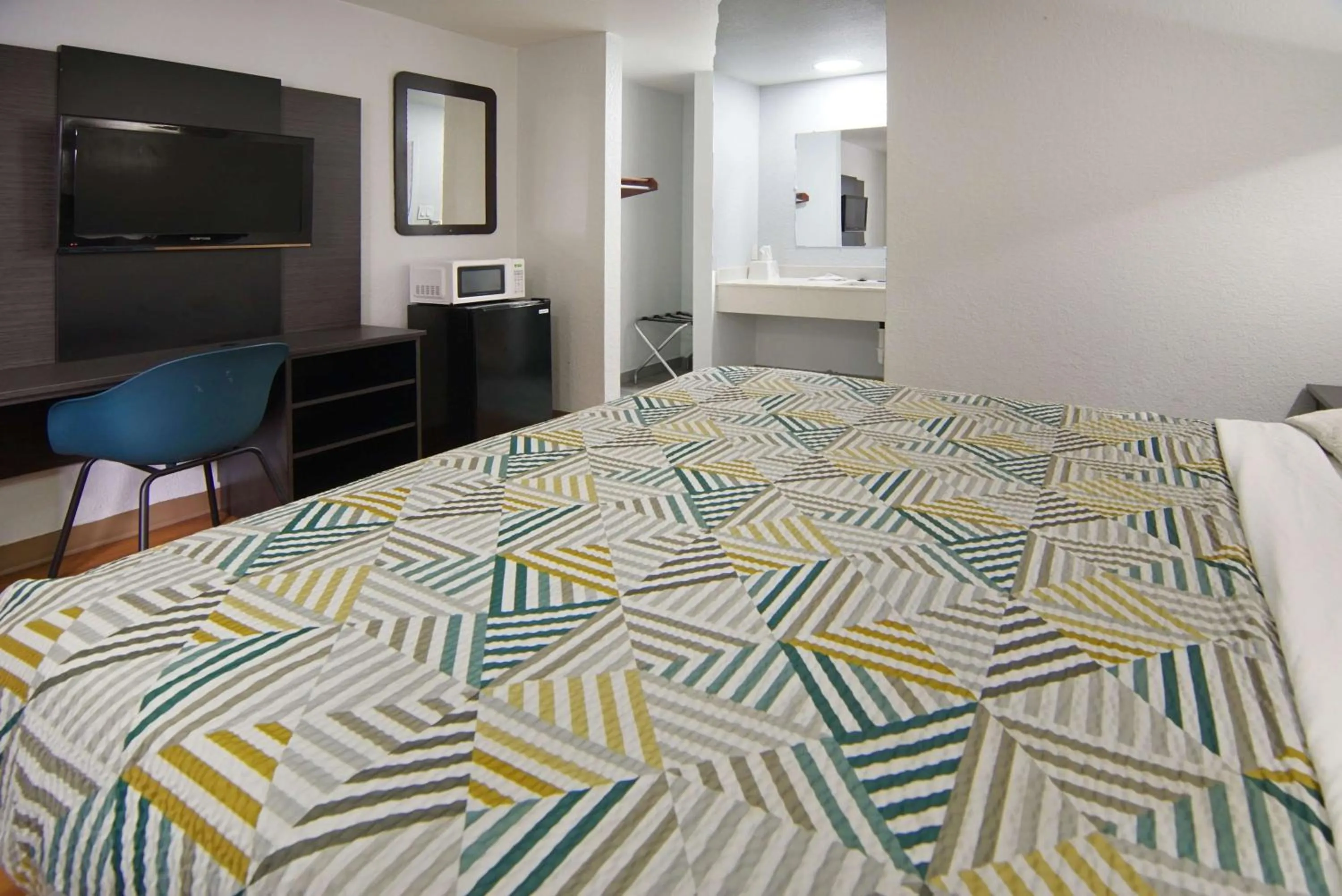 Bedroom, Bed in Motel 6-Red Oak, TX - Dallas