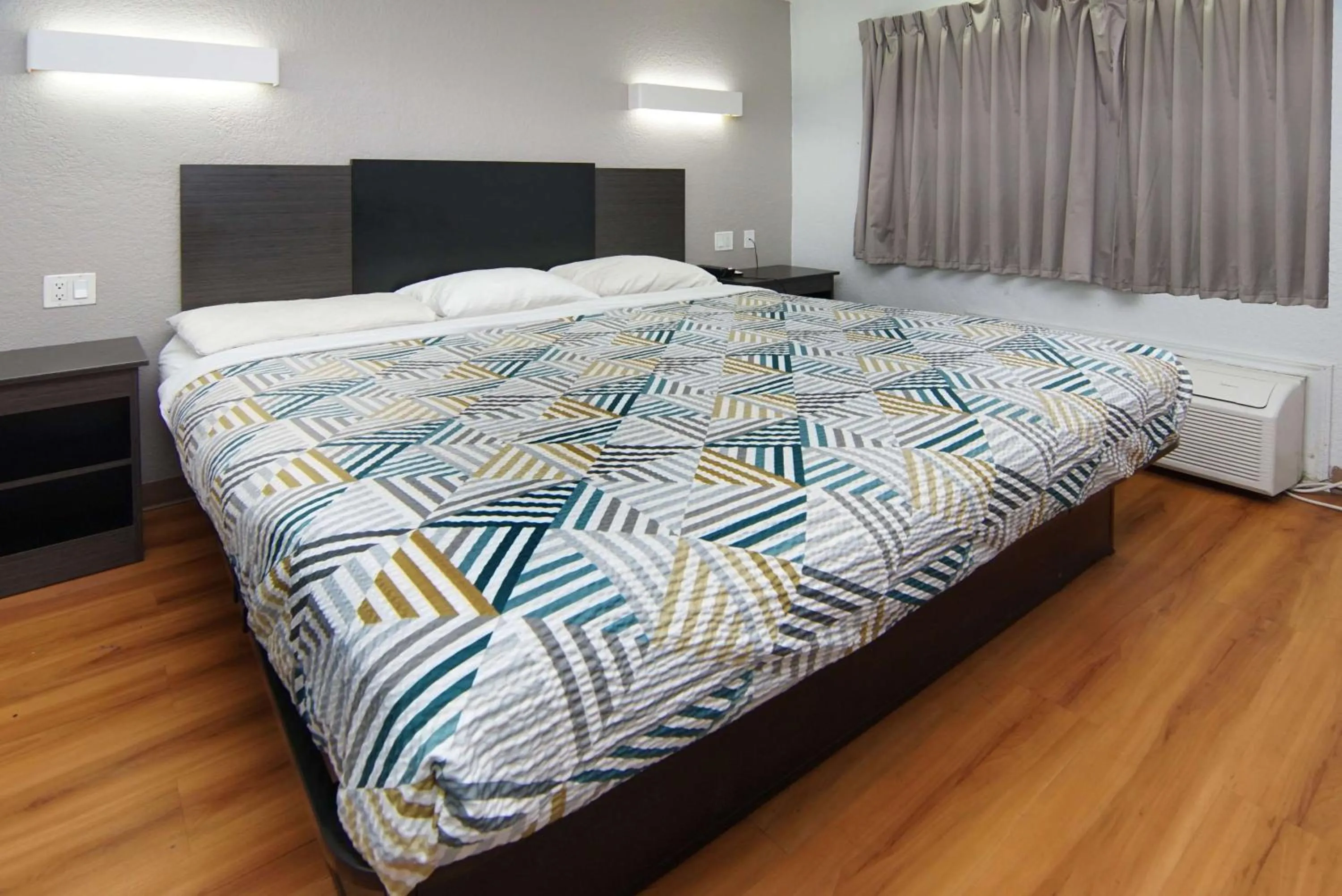 Bedroom, Bed in Motel 6-Red Oak, TX - Dallas