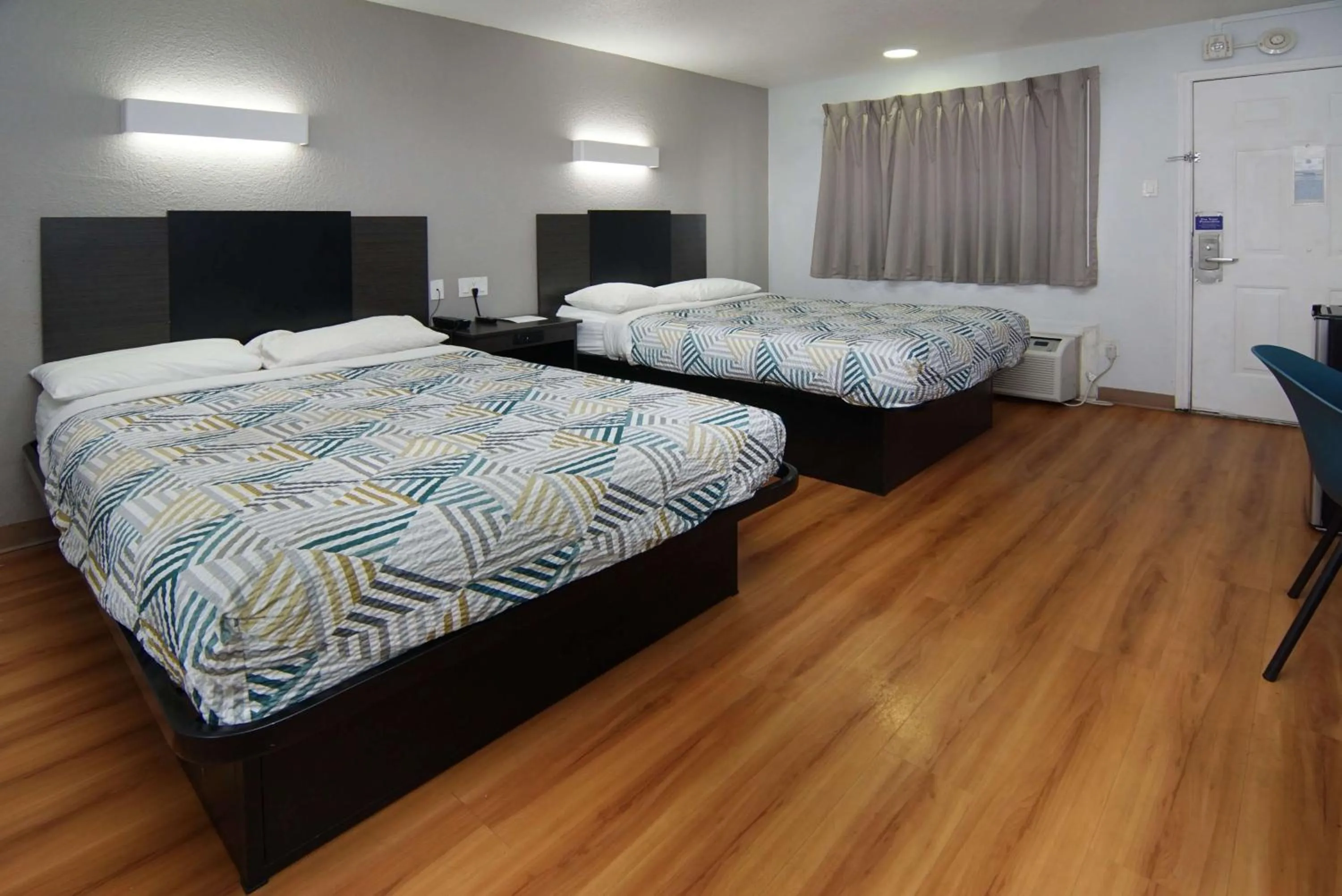 Bedroom, Bed in Motel 6-Red Oak, TX - Dallas