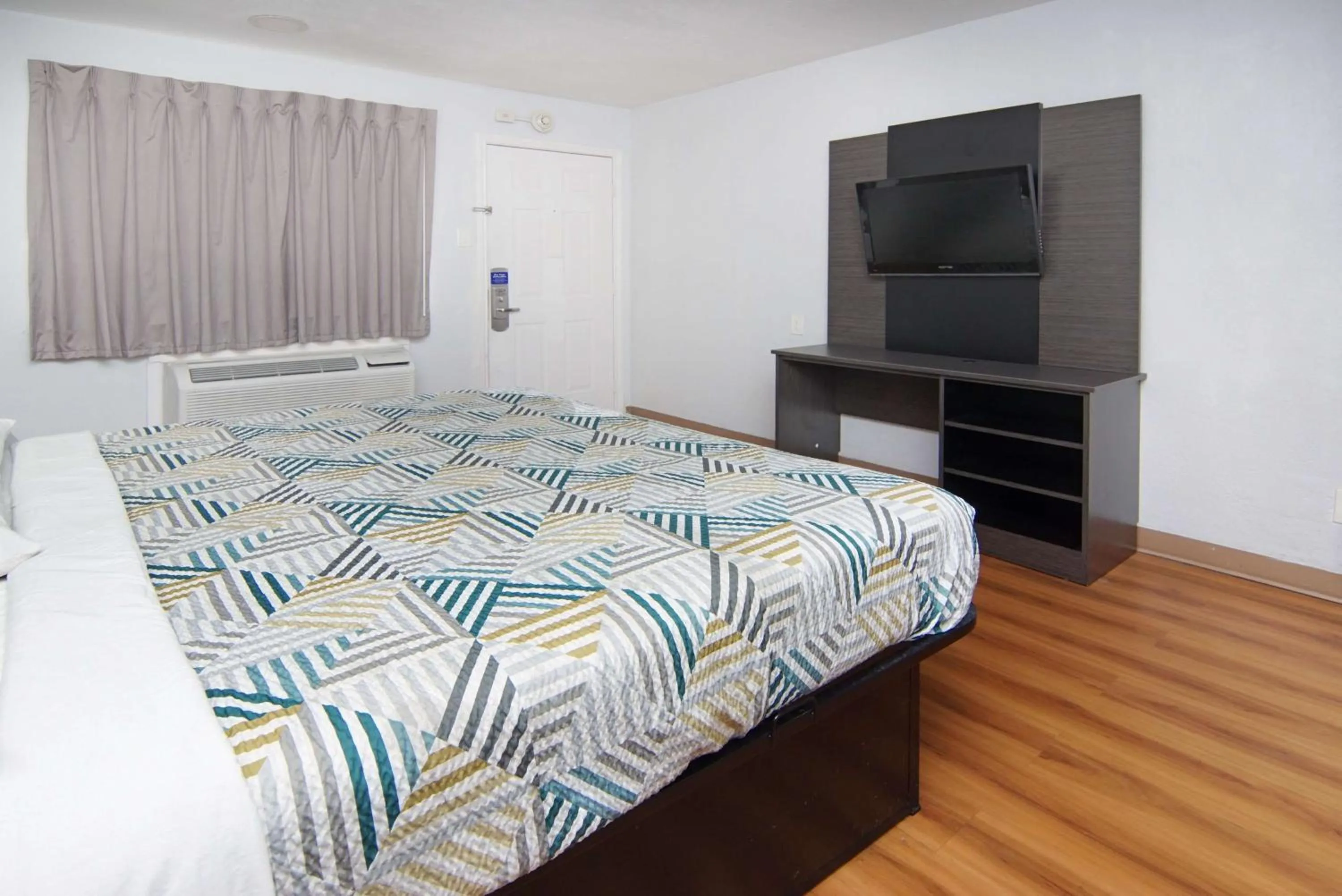 Bedroom, Bed in Motel 6-Red Oak, TX - Dallas