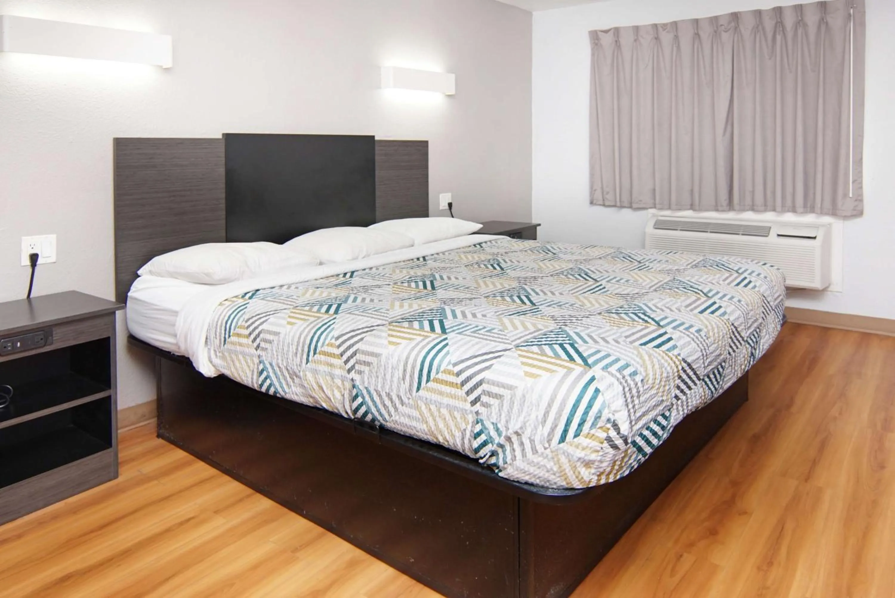 Bedroom, Bed in Motel 6-Red Oak, TX - Dallas