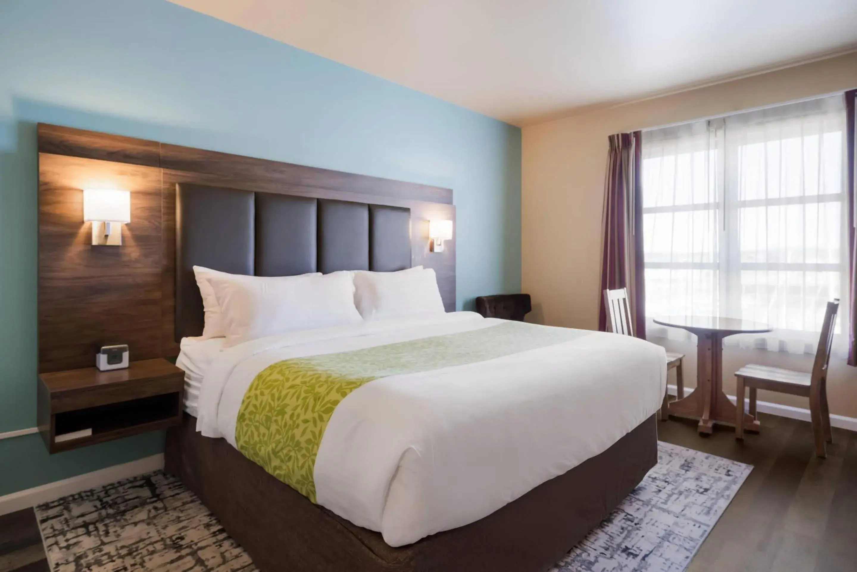 King Room with Marina View in Inn at Port Gardner-Everett Waterfront, Ascend Hotel Collection King Room with Marina View in Inn at Port Gardner-Everett Waterfront, Ascend Hotel Collection