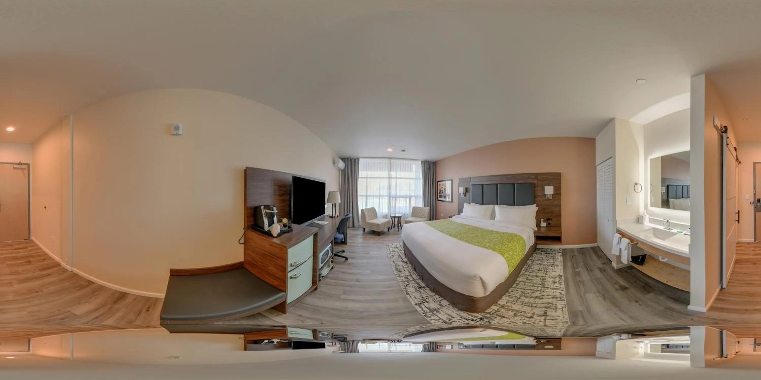 Photo of the whole room, Bed in Inn at Port Gardner-Everett Waterfront, Ascend Hotel Collection