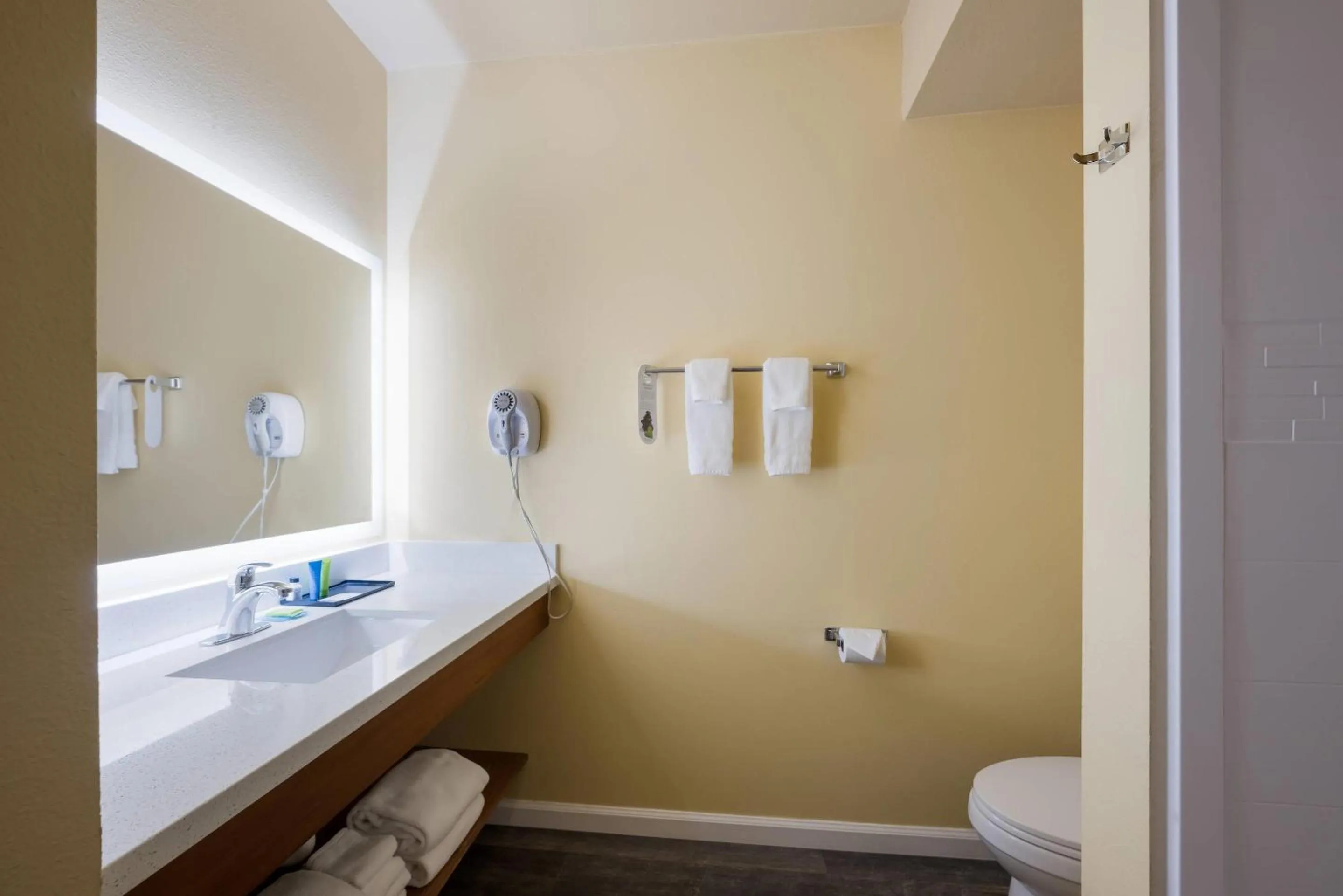 Bedroom in Inn at Port Gardner-Everett Waterfront, Ascend Hotel Collection