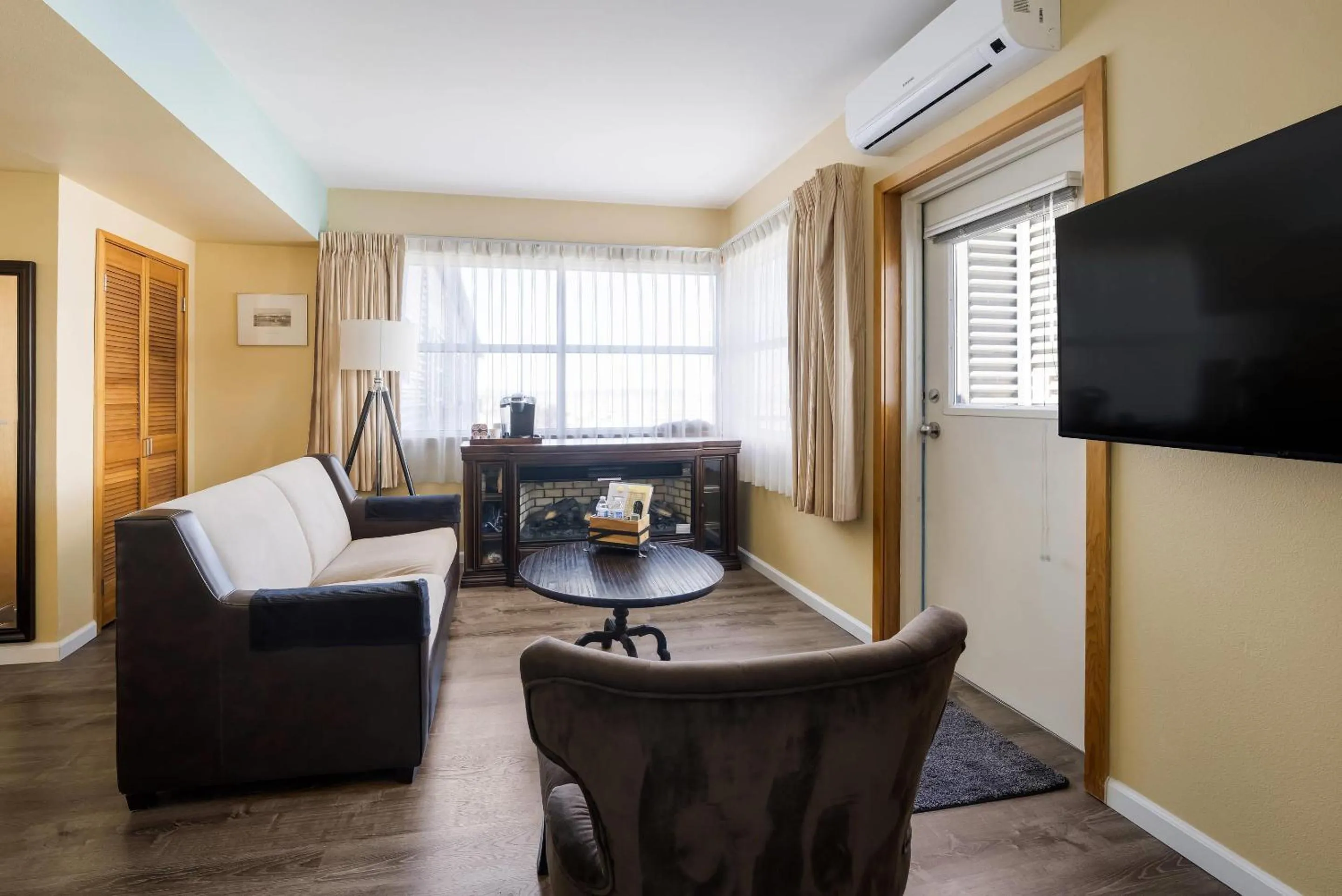 Bedroom in Inn at Port Gardner-Everett Waterfront, Ascend Hotel Collection