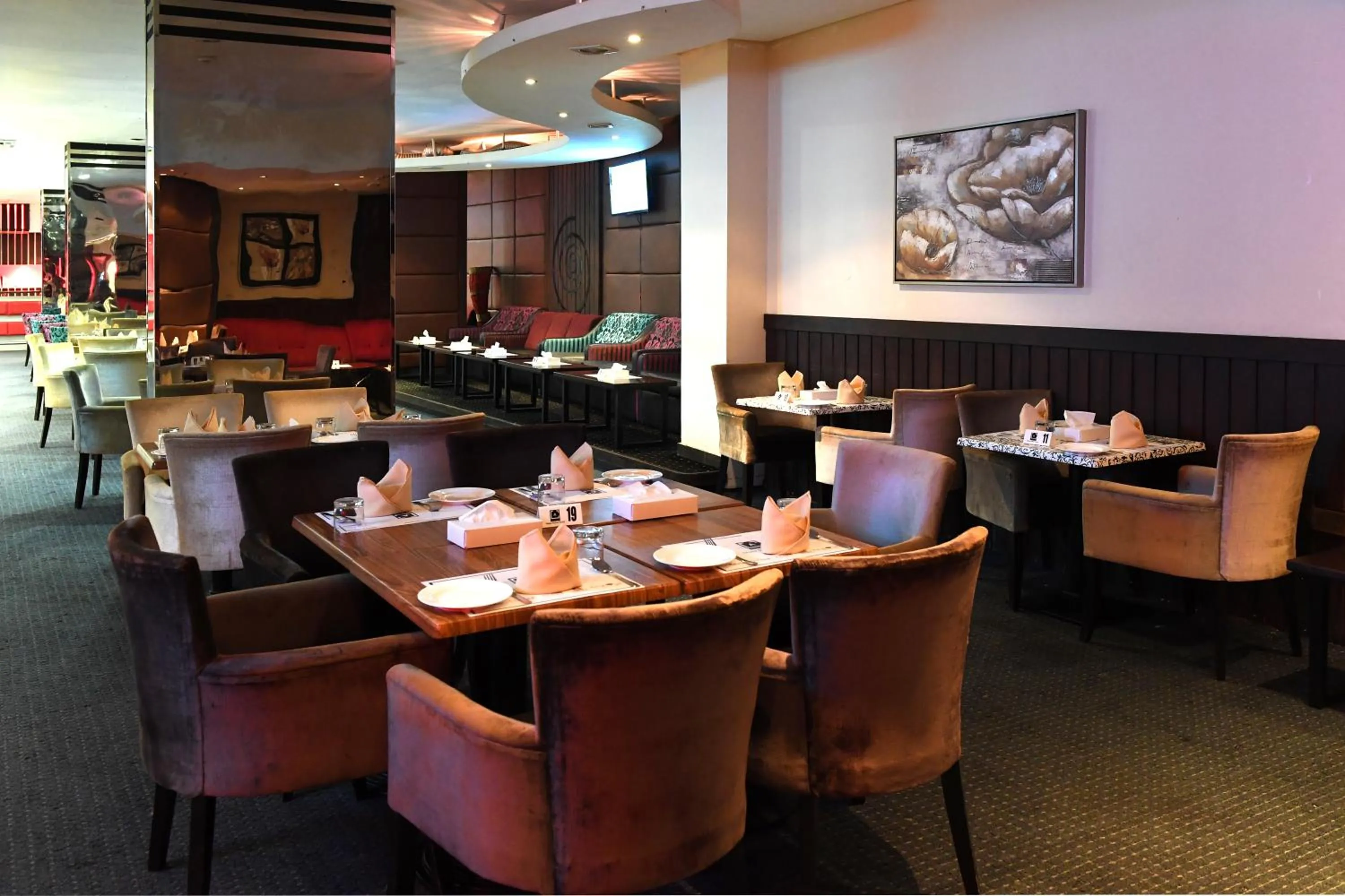 Restaurant/places to eat in Al Olaya Suites Hotel