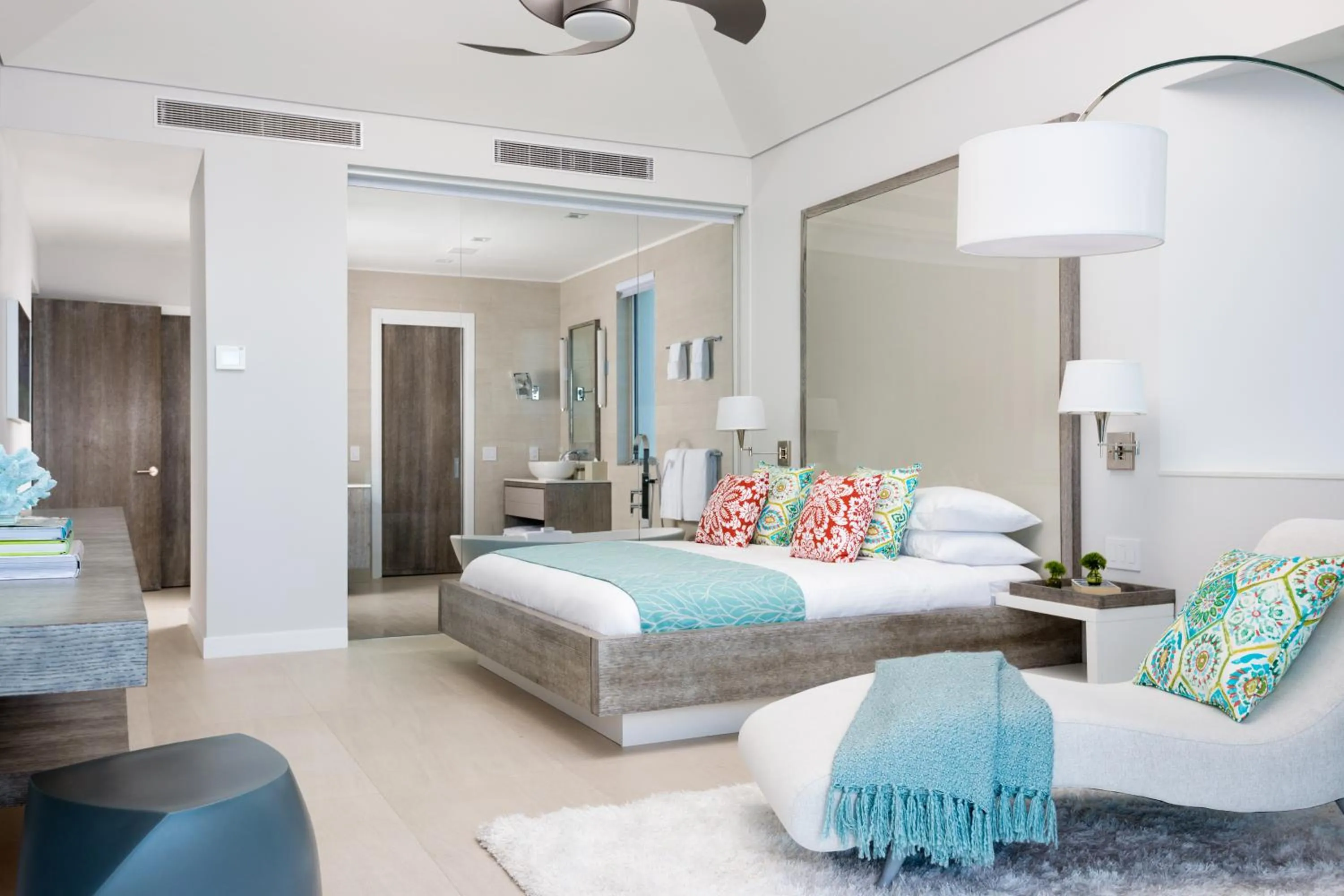 Bathroom, Bed in Grace Bay Club