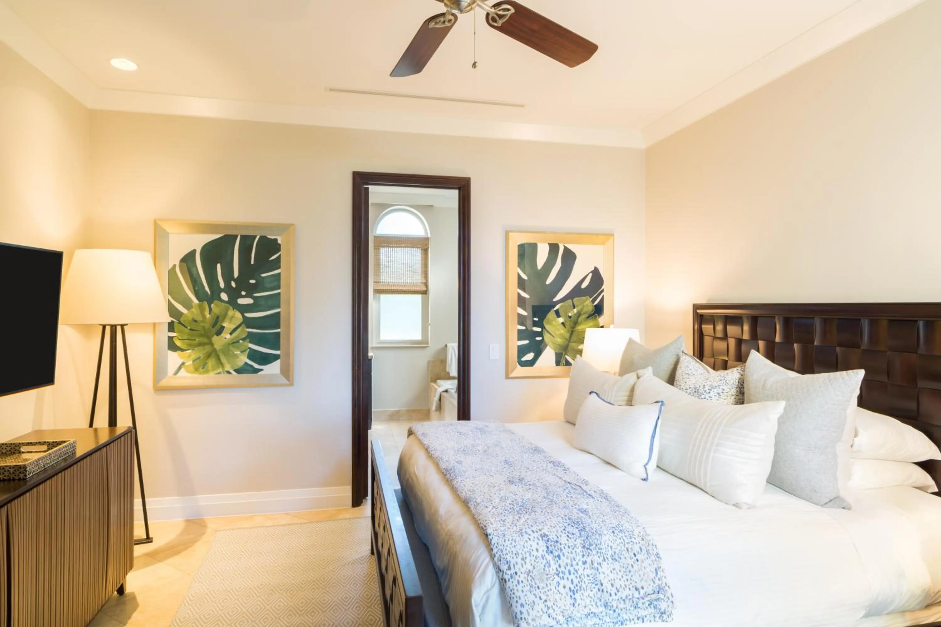 Bedroom, Bed in Grace Bay Club