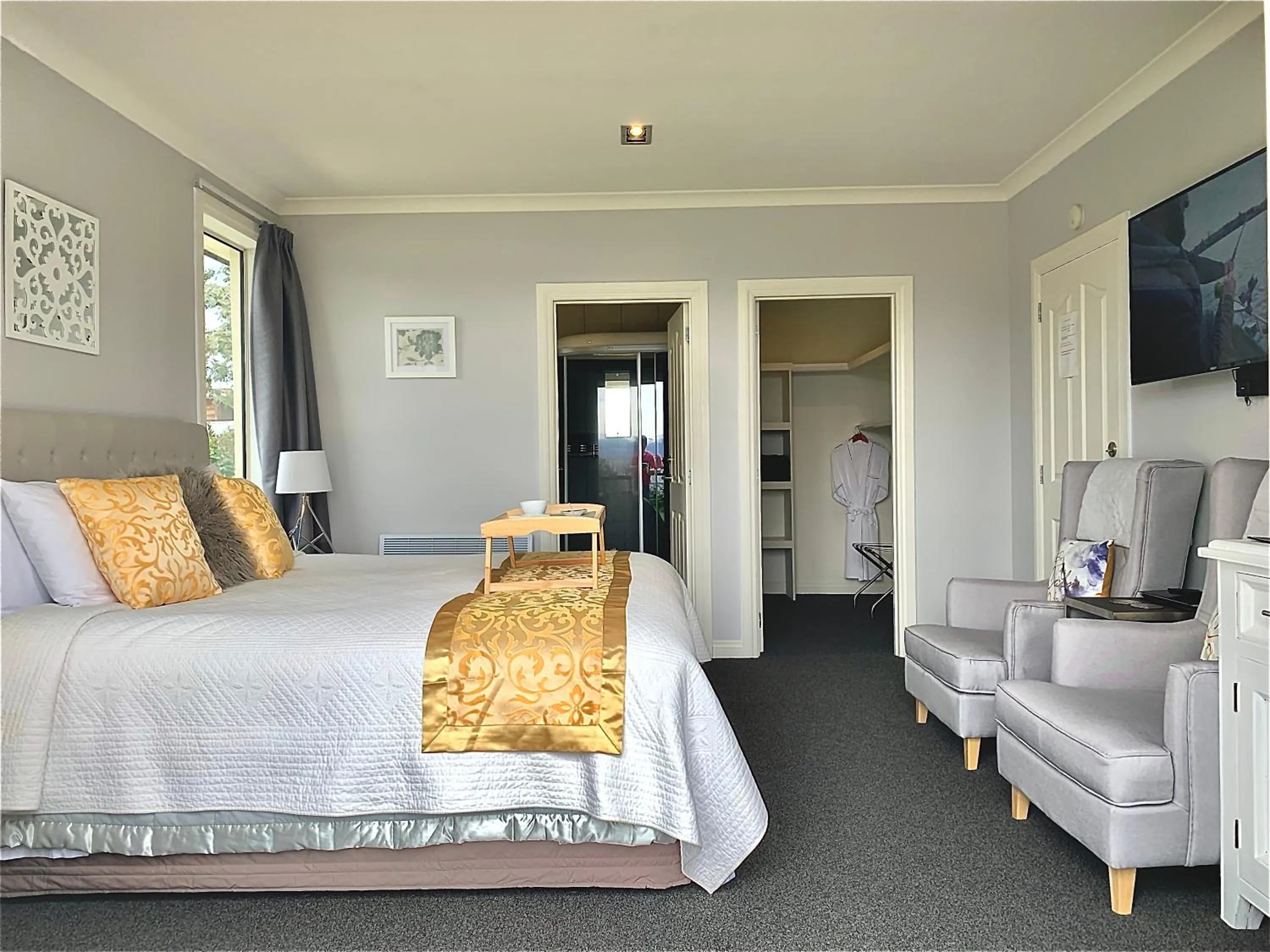 Photo of the whole room, Bed in Tekapo Heights