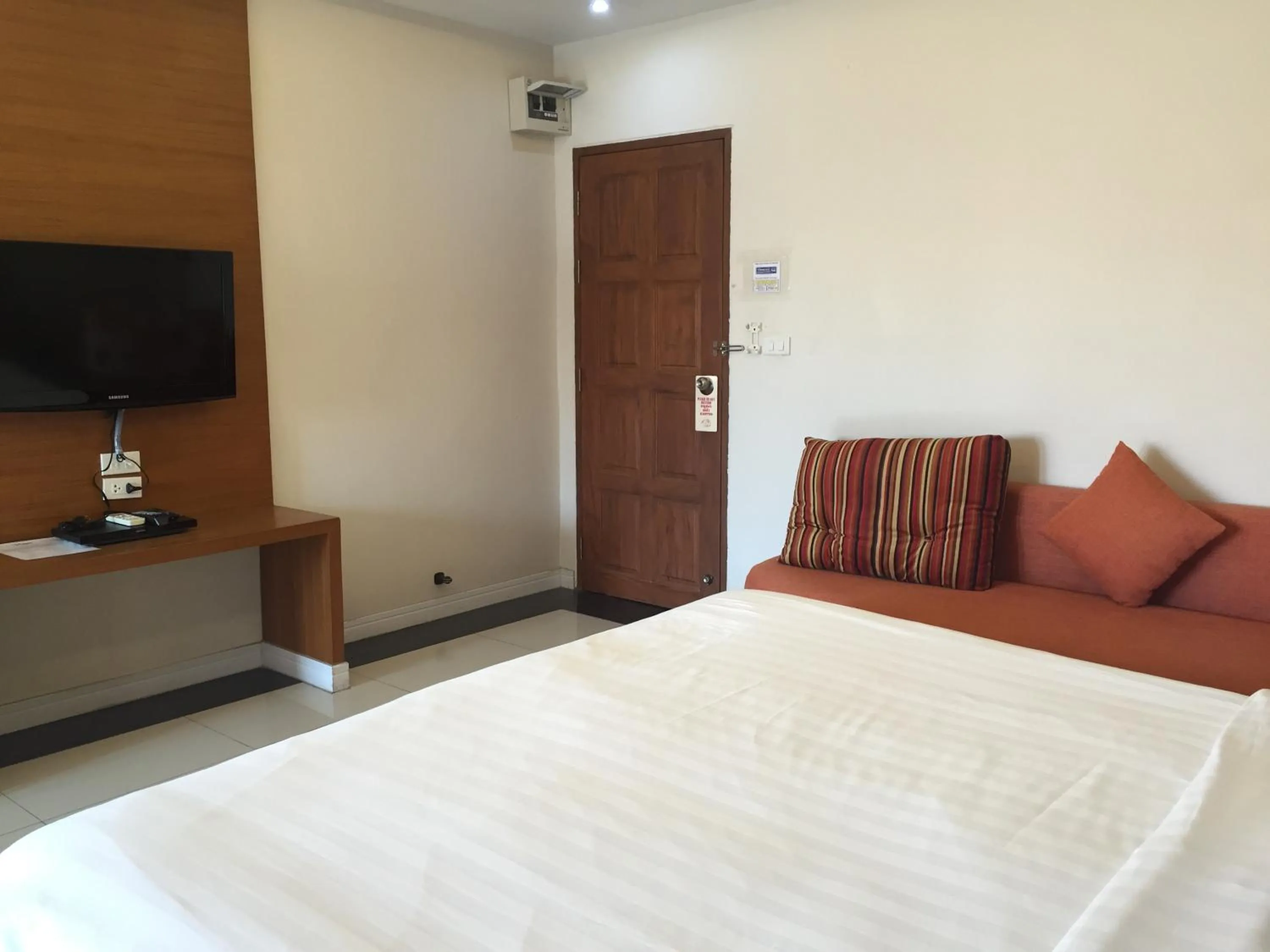 Photo of the whole room, Bed in V Style Pattaya North Beach