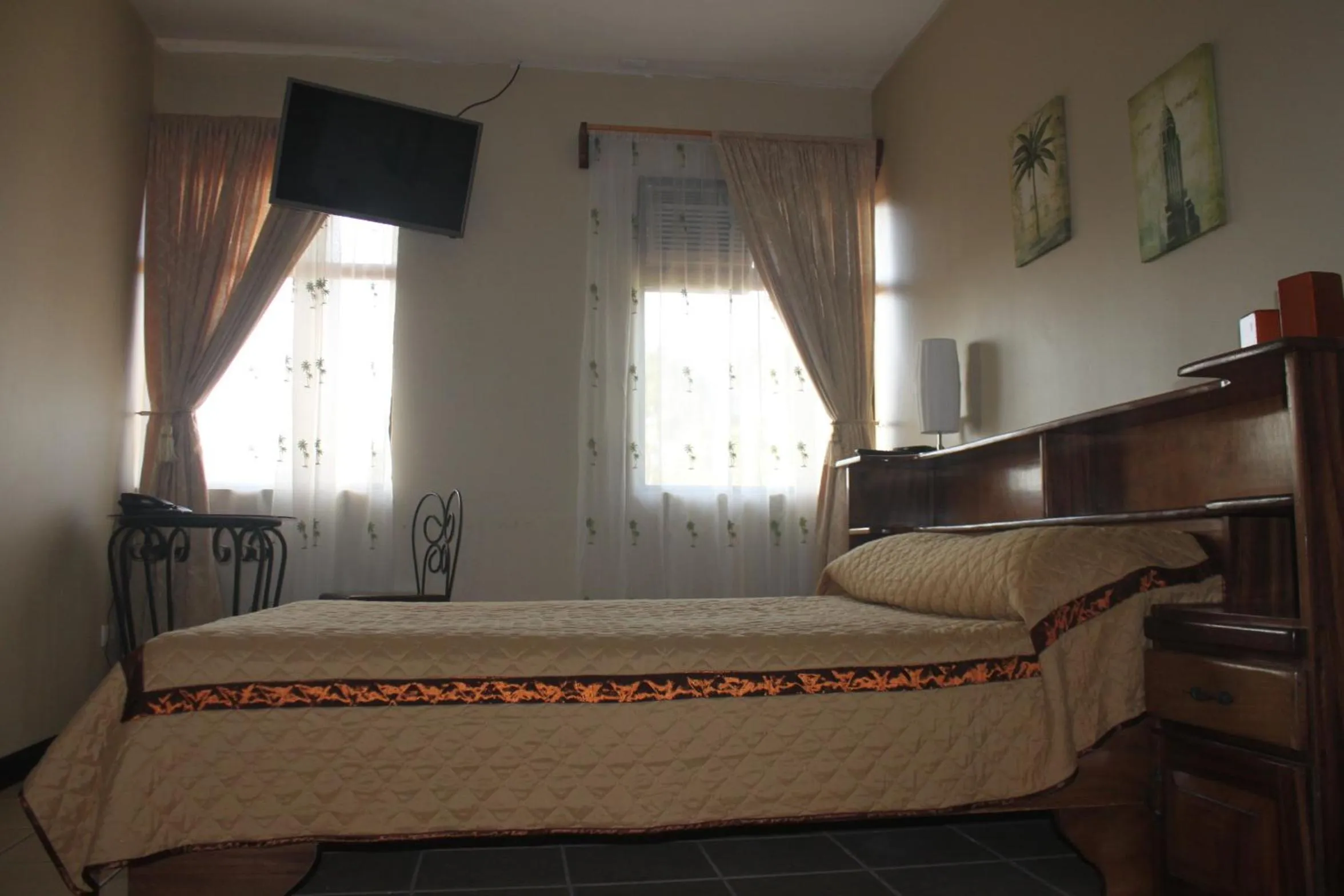 Photo of the whole room, Bed in Hotel Santa Maria Inn