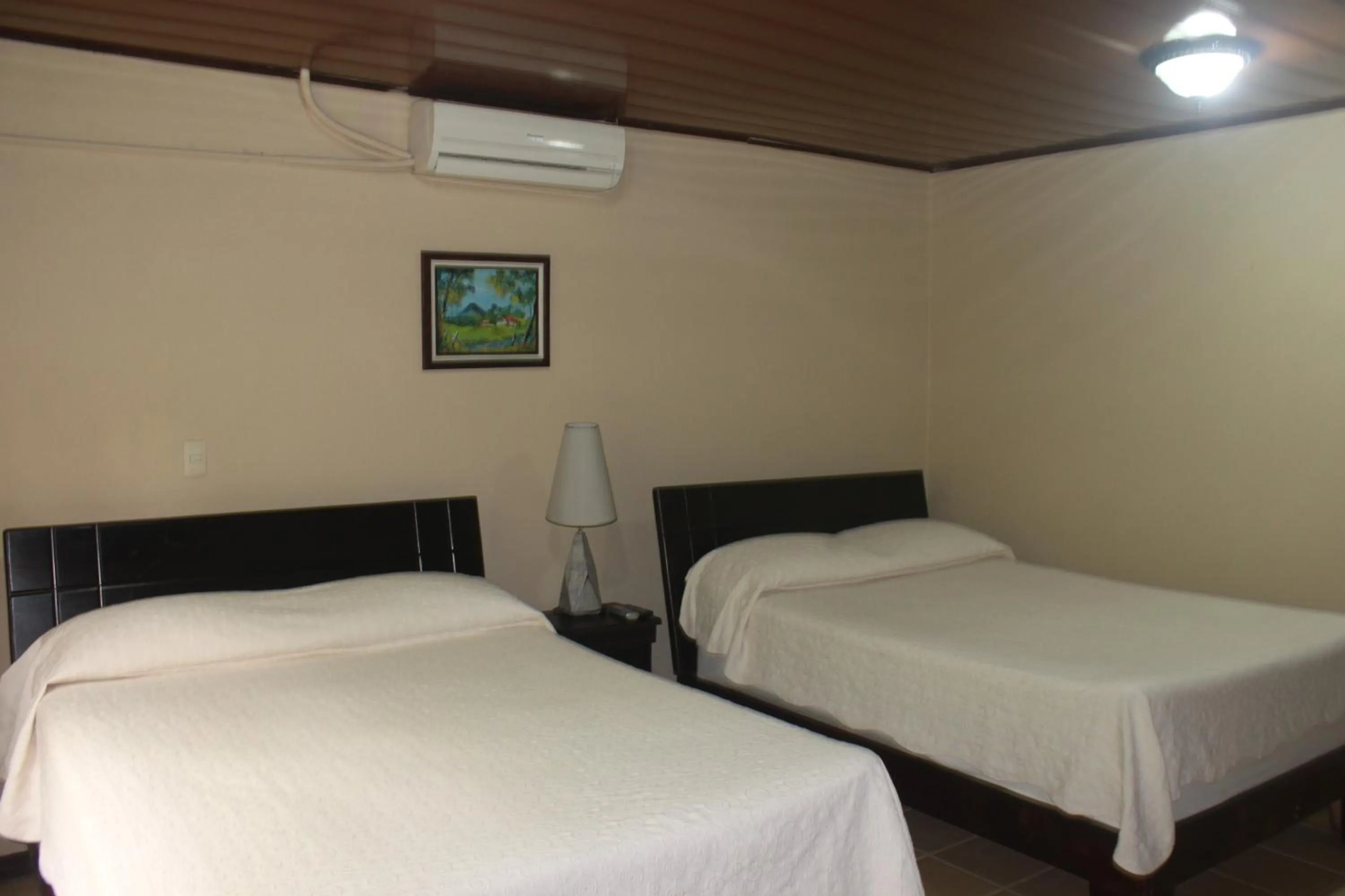 Photo of the whole room, Bed in Hotel Santa Maria Inn