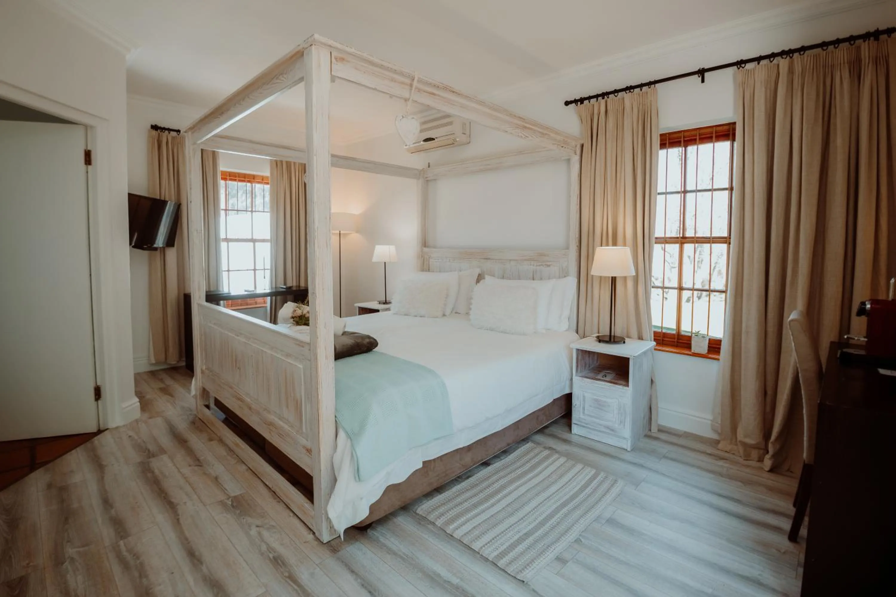 Photo of the whole room, Bed in Manley Wine Estate