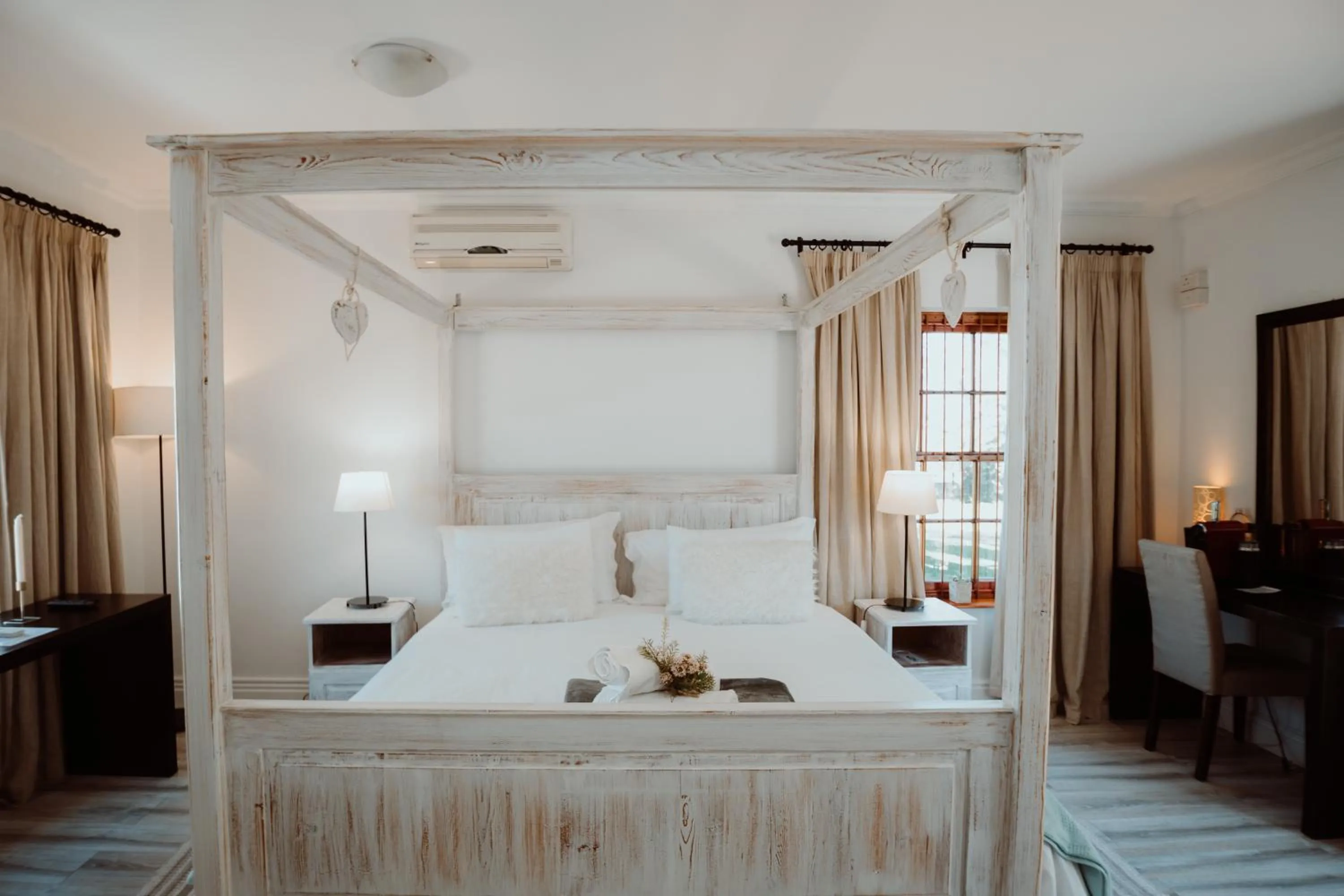 Photo of the whole room, Bed in Manley Wine Estate