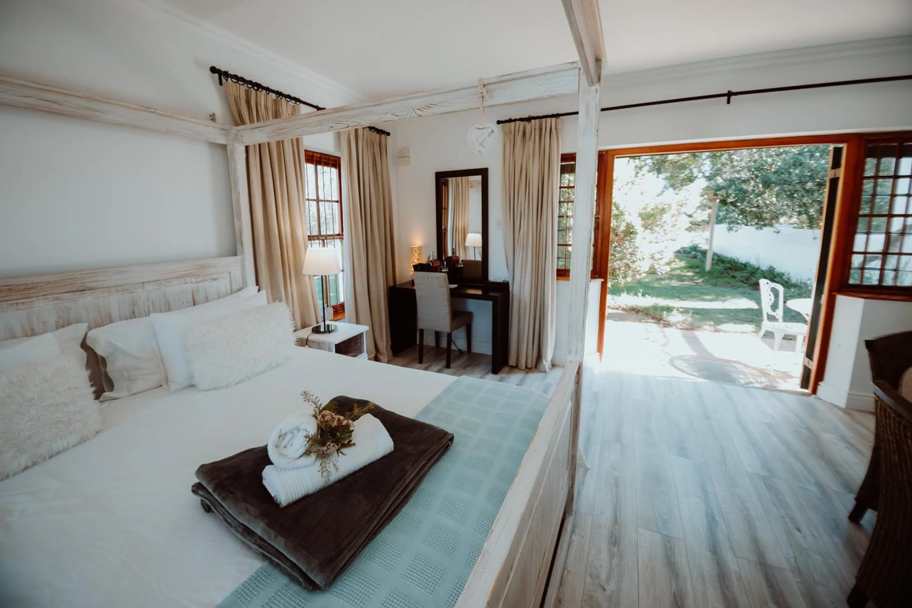 Photo of the whole room, Bed in Manley Wine Estate