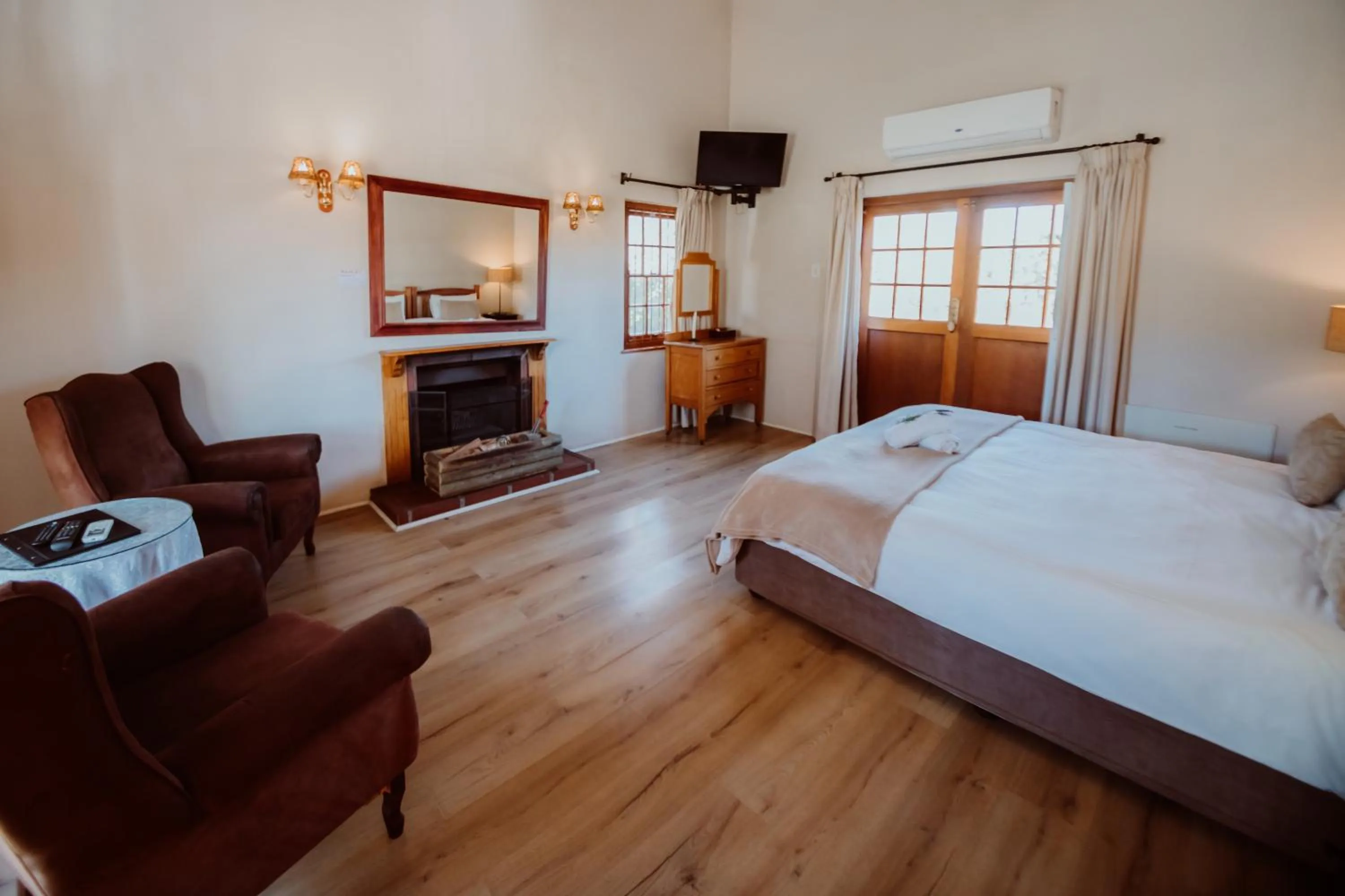 Photo of the whole room, Bed in Manley Wine Estate