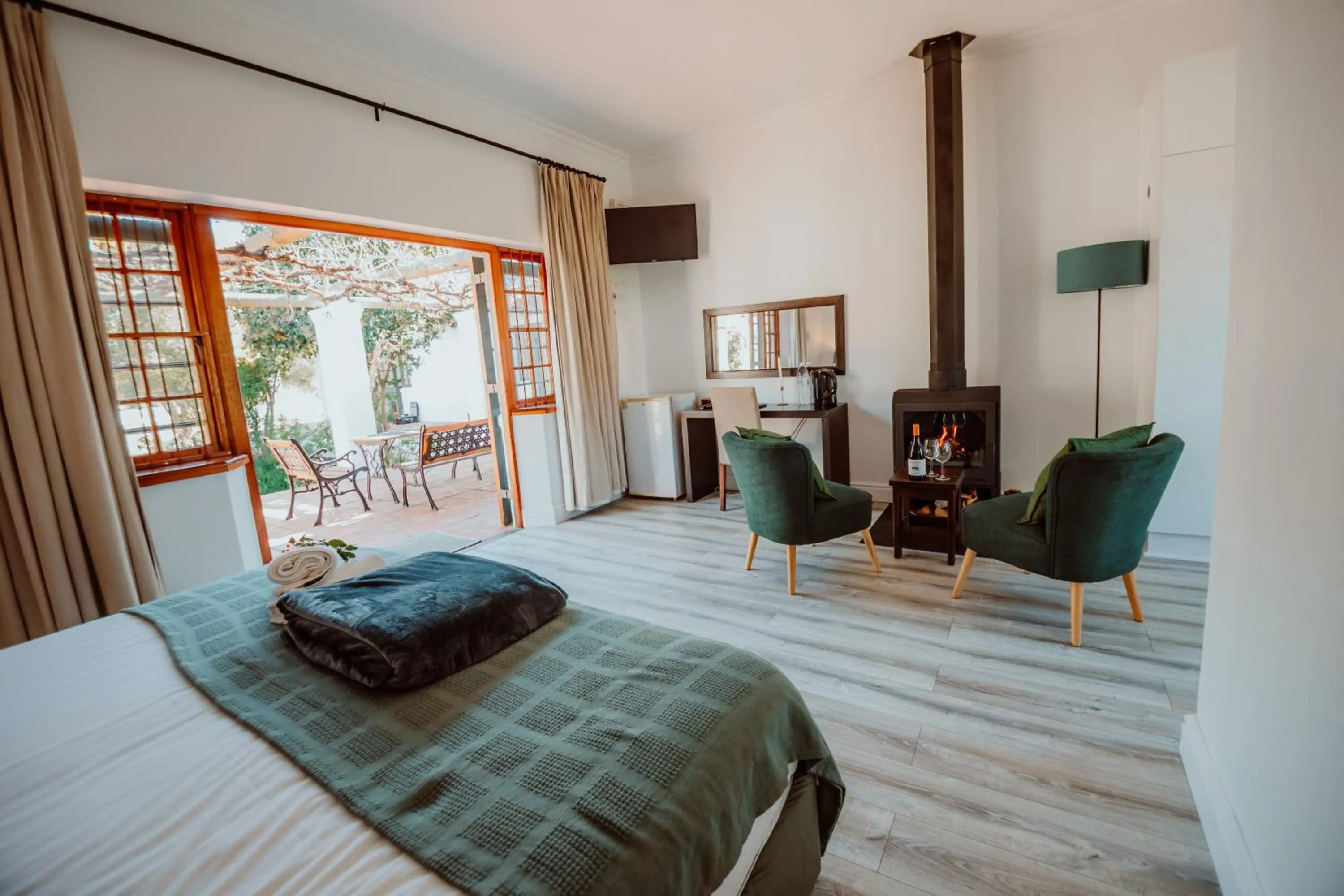 Photo of the whole room, Bed in Manley Wine Estate