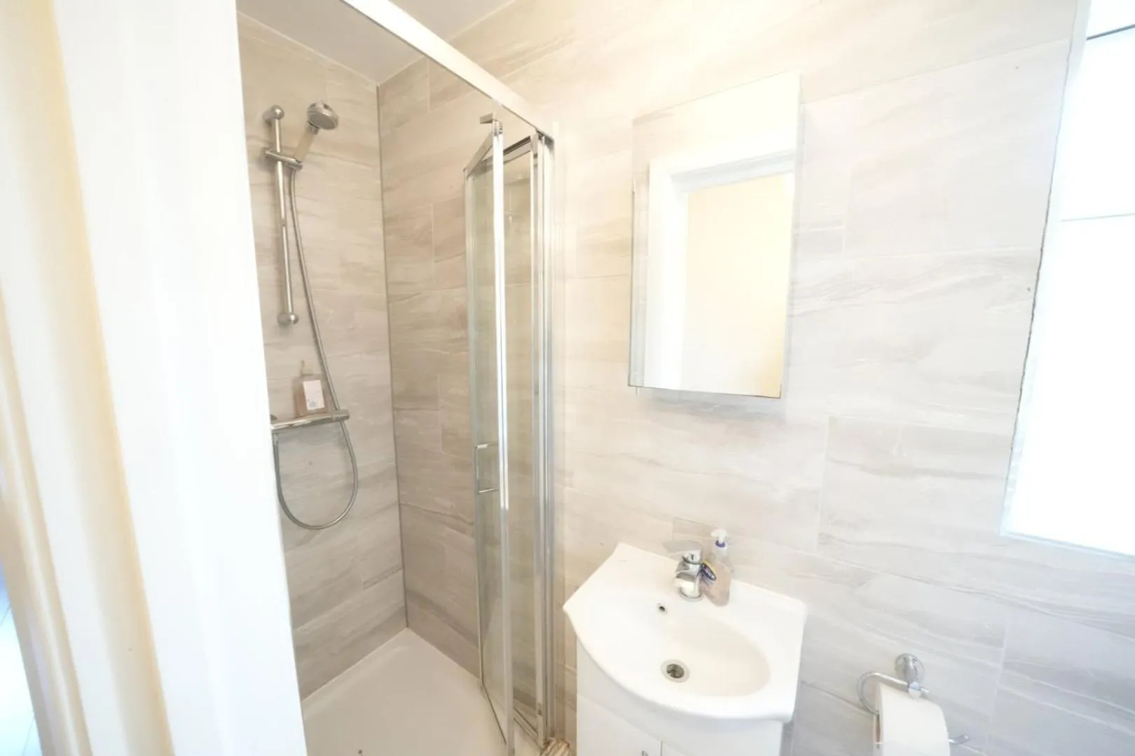 Shower in The Close Airport