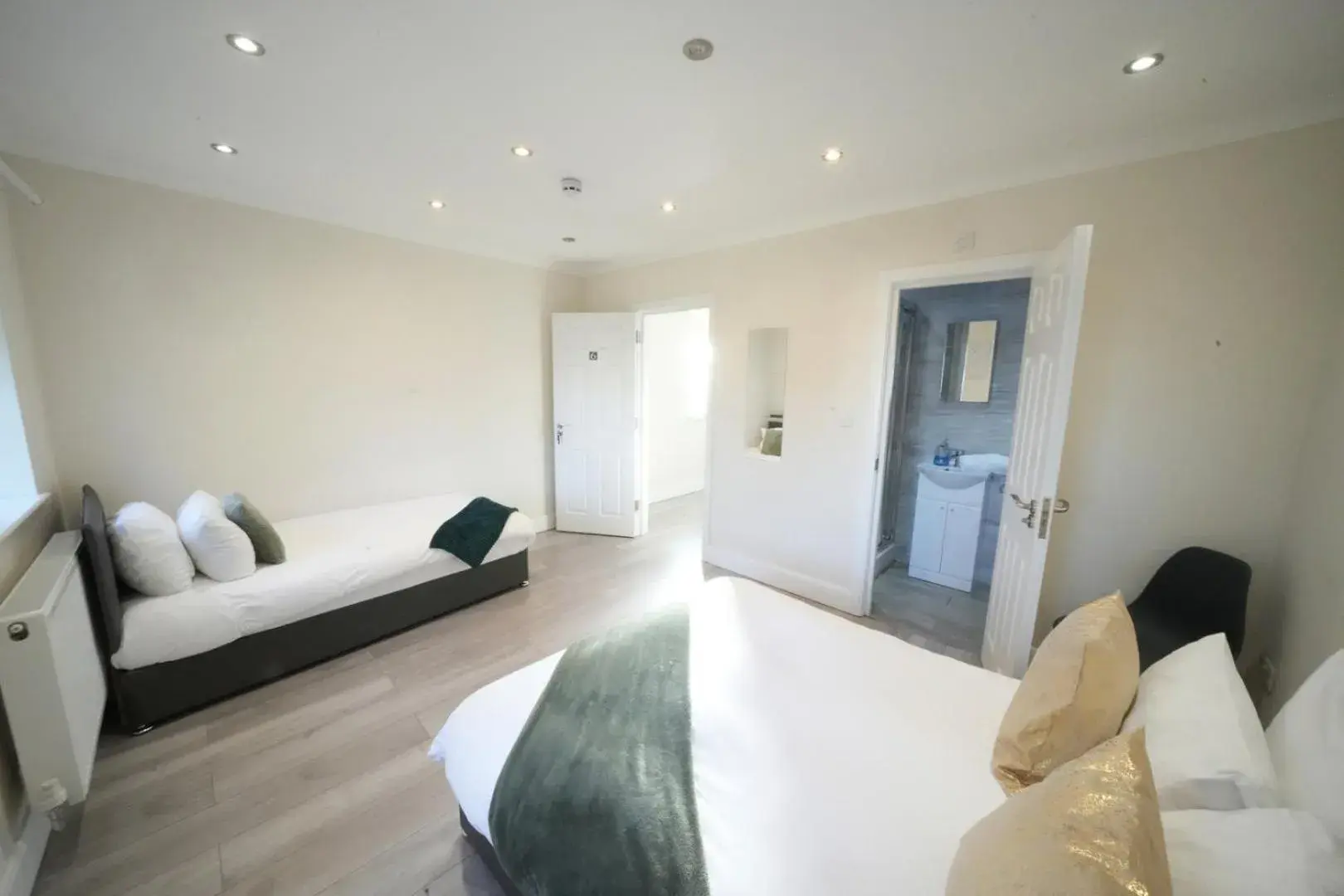 Deluxe Triple Room - single occupancy in The Close Airport Deluxe Triple Room - single occupancy in The Close Airport