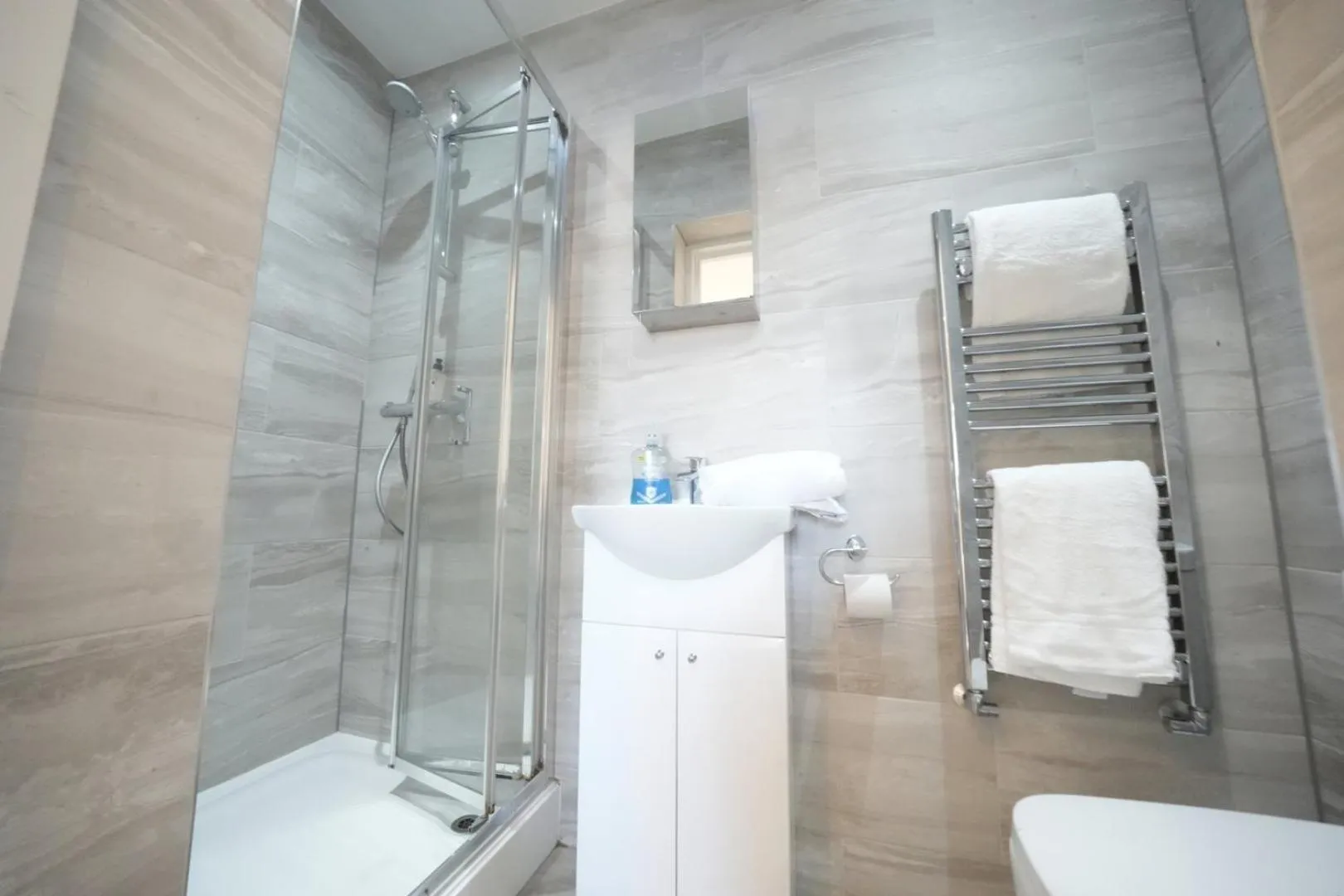 Shower in The Close Airport