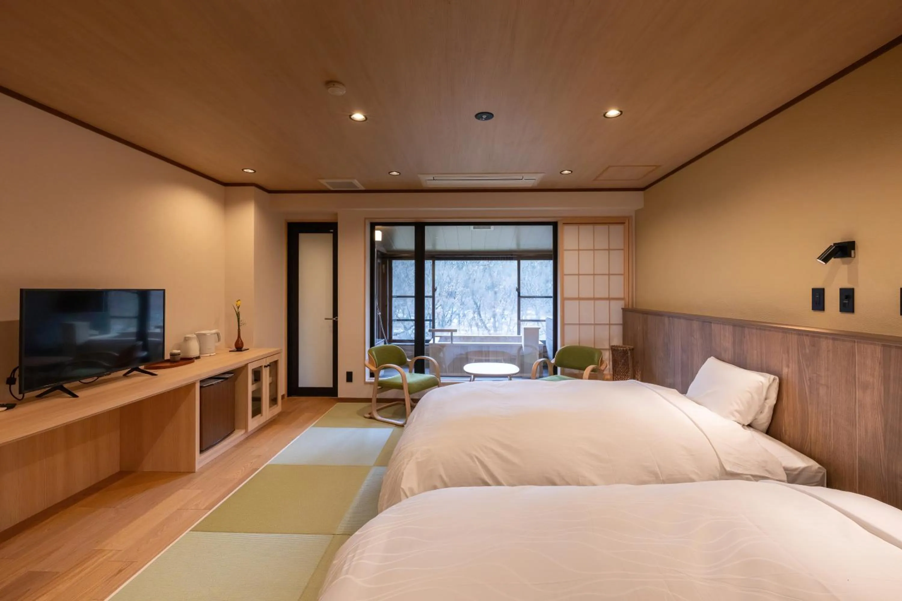 Photo of the whole room, Bed in Senkyo