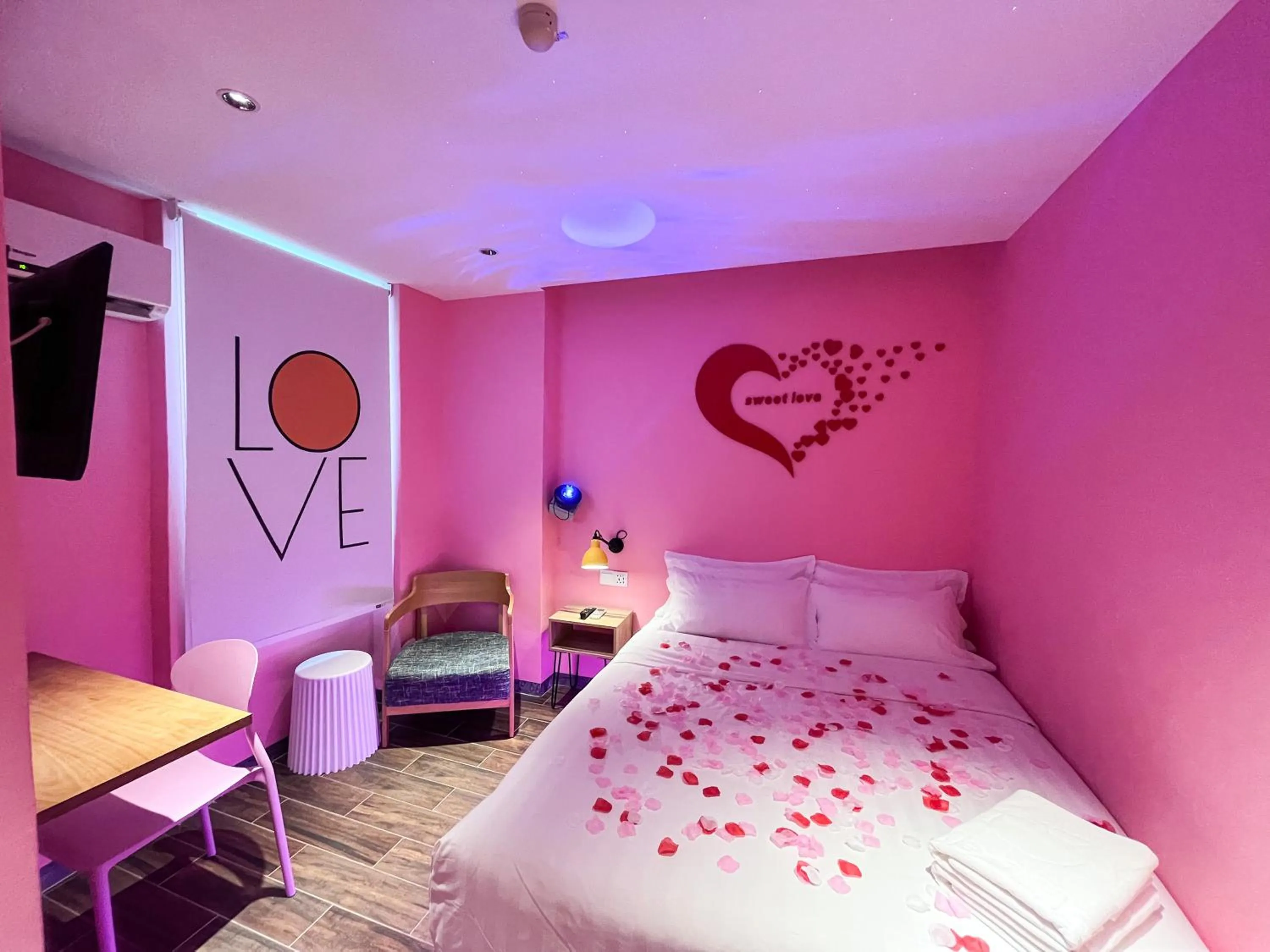 Bedroom, Bed in Apple 1 Hotel Queensbay