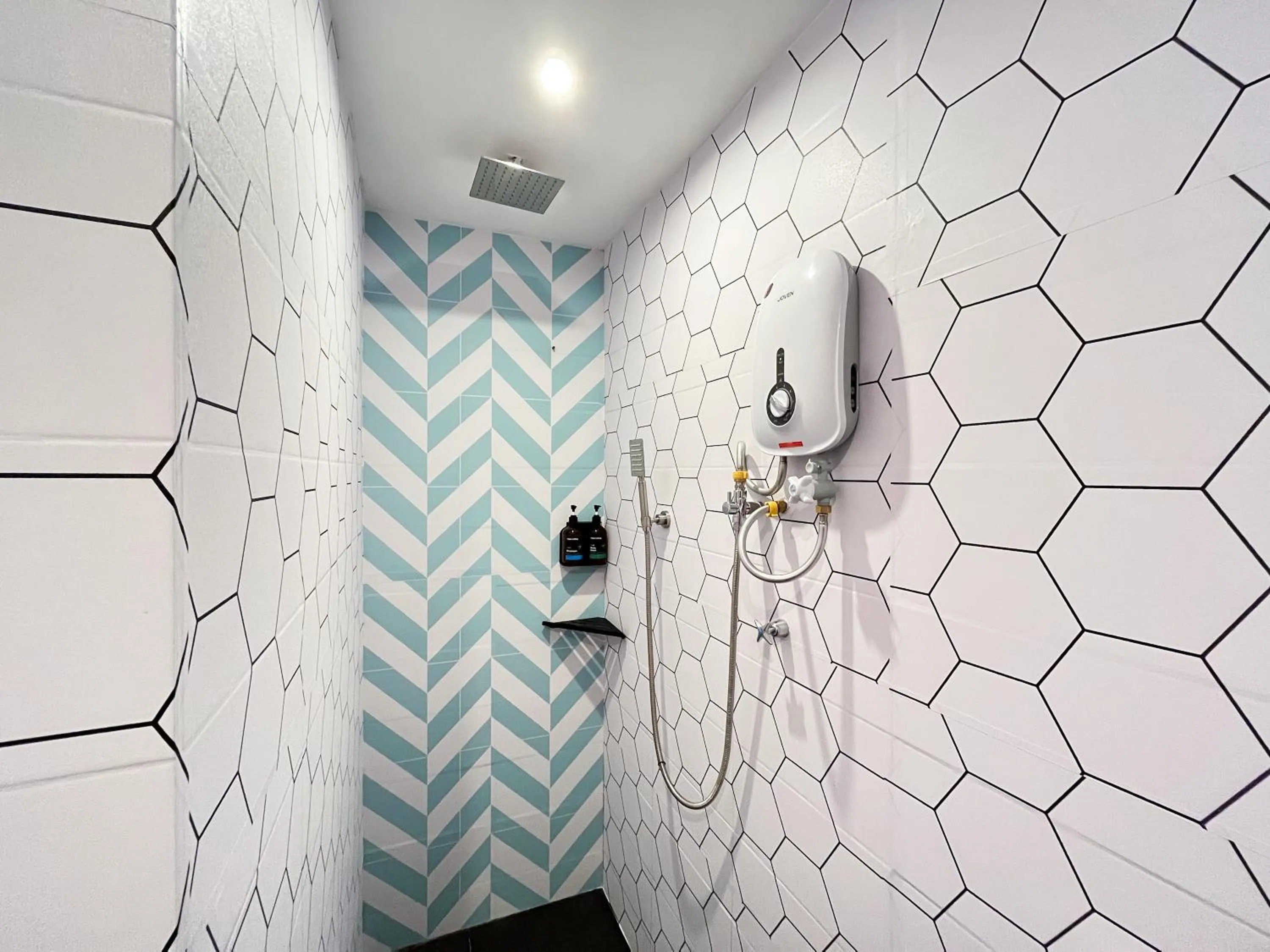 Shower in Apple 1 Hotel Queensbay