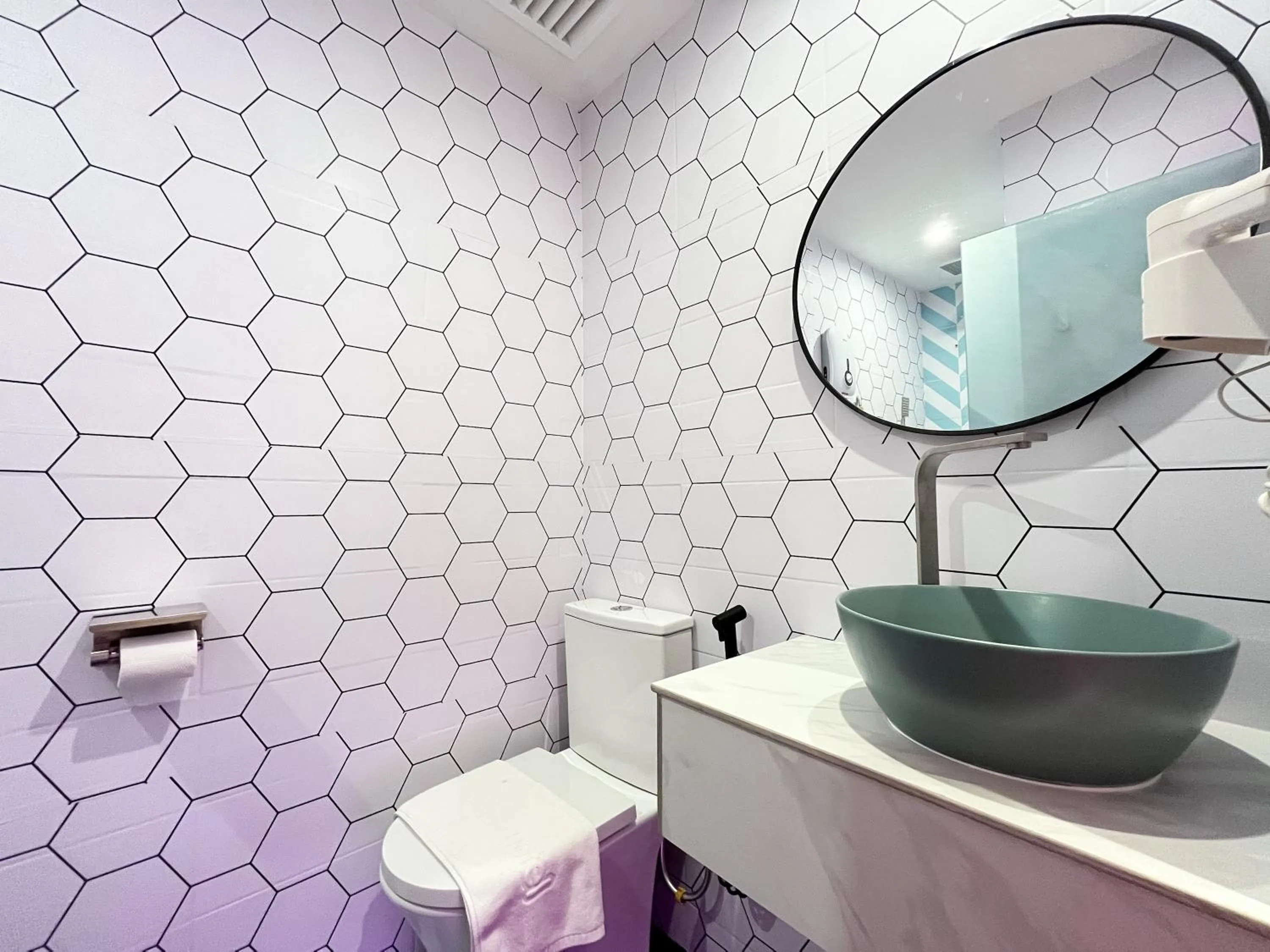 Toilet in Apple 1 Hotel Queensbay