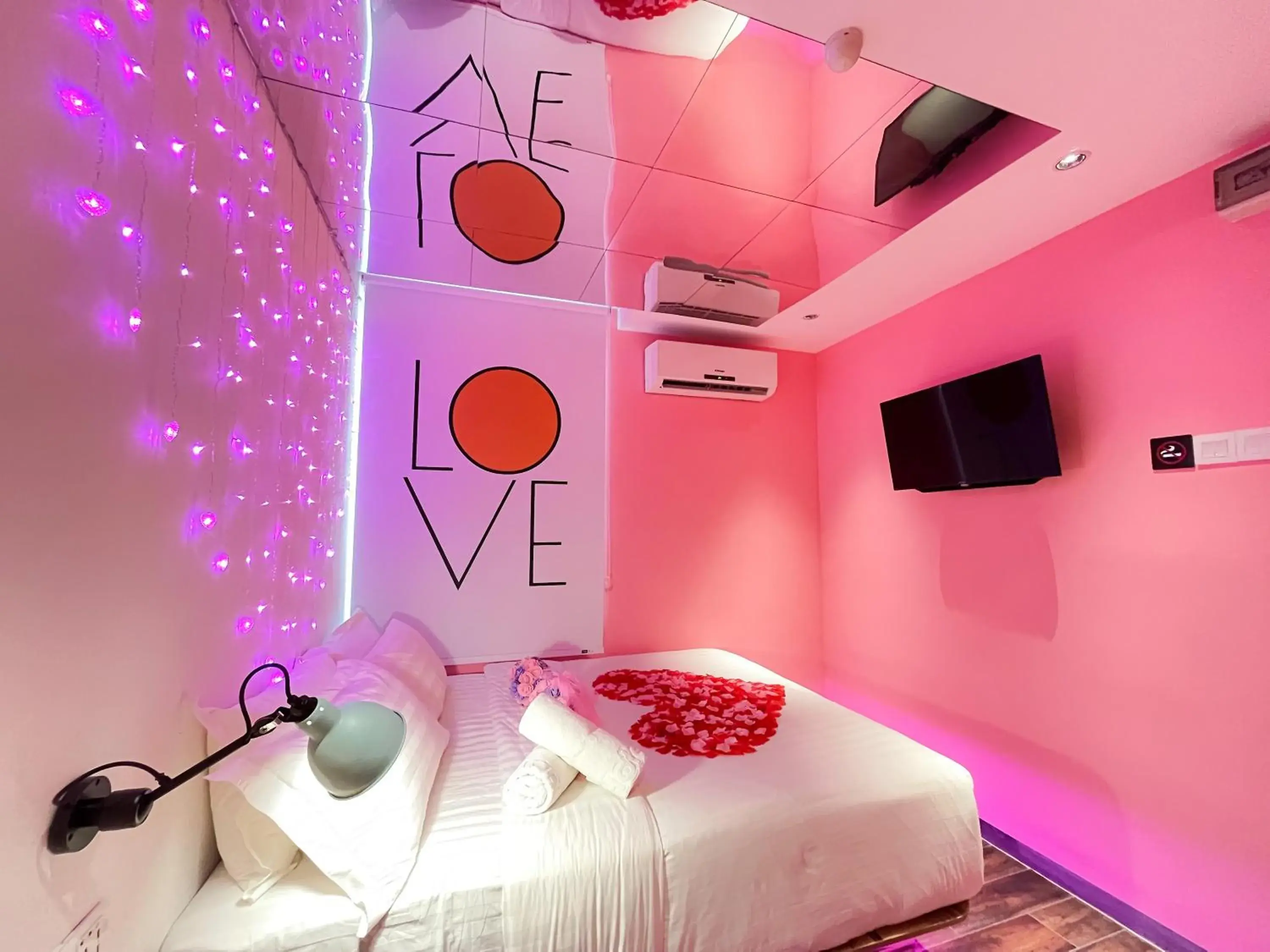 Romantic Themed Room in Apple 1 Hotel Queensbay Romantic Themed Room in Apple 1 Hotel Queensbay