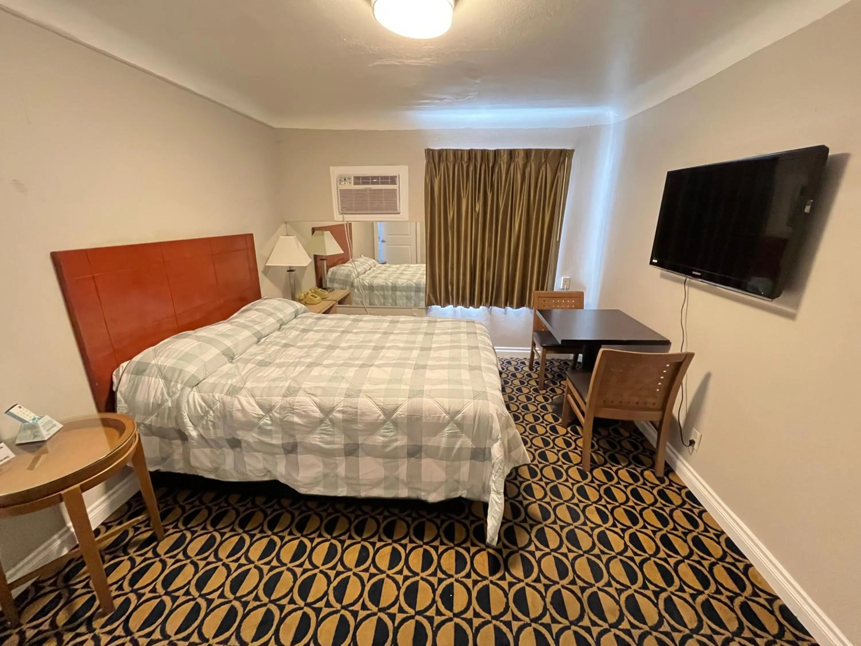 Bed in Griffith Park Motel, in Los Angeles Hollywood Area