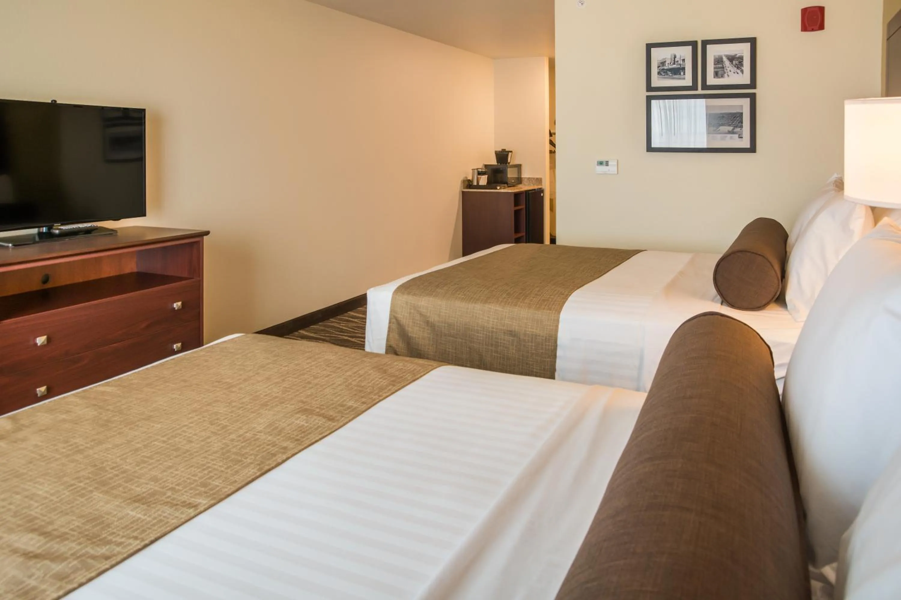 Bed in Cobblestone Inn and Suites - Ashland