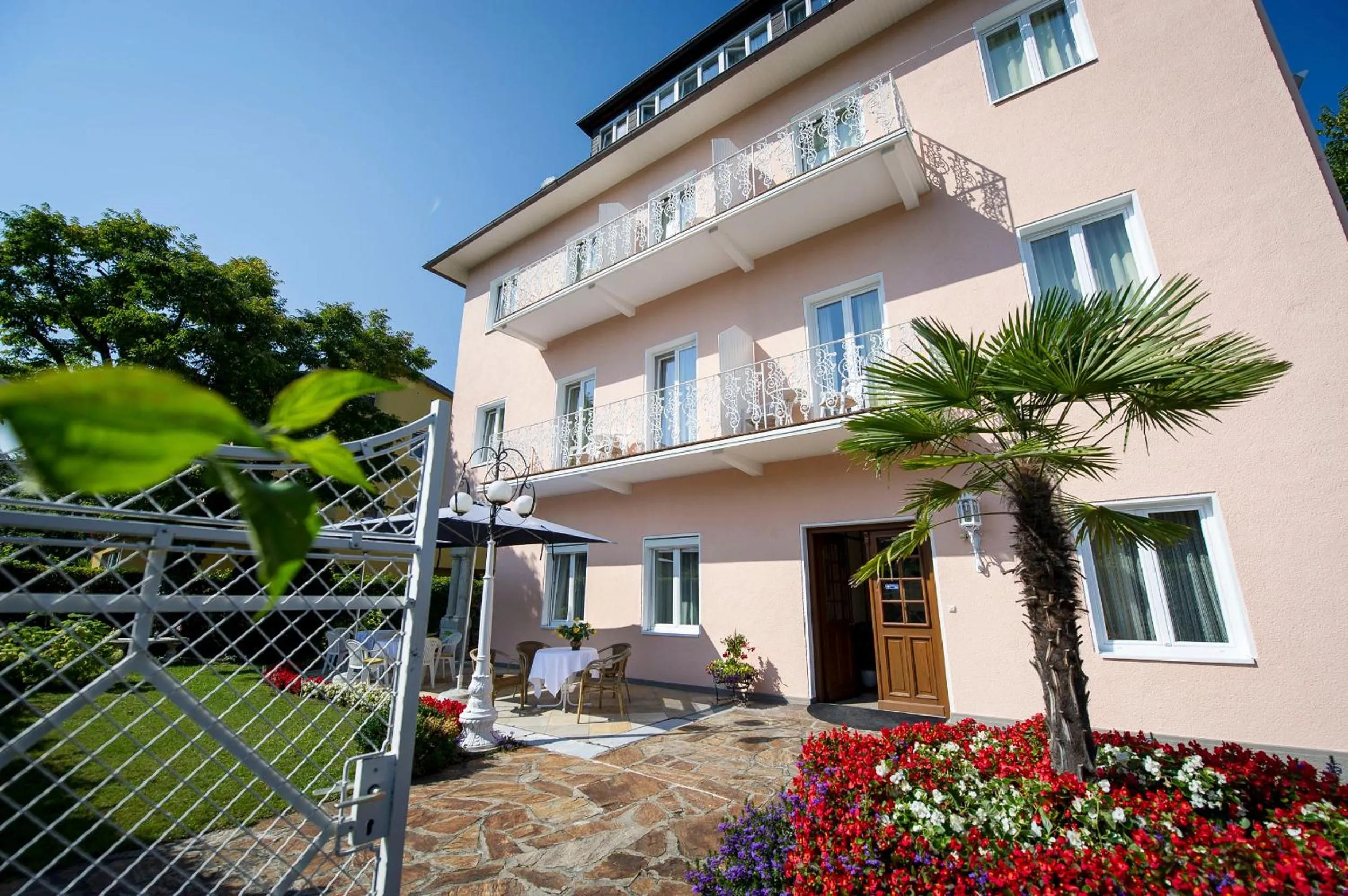 Property building in Villa Auguste