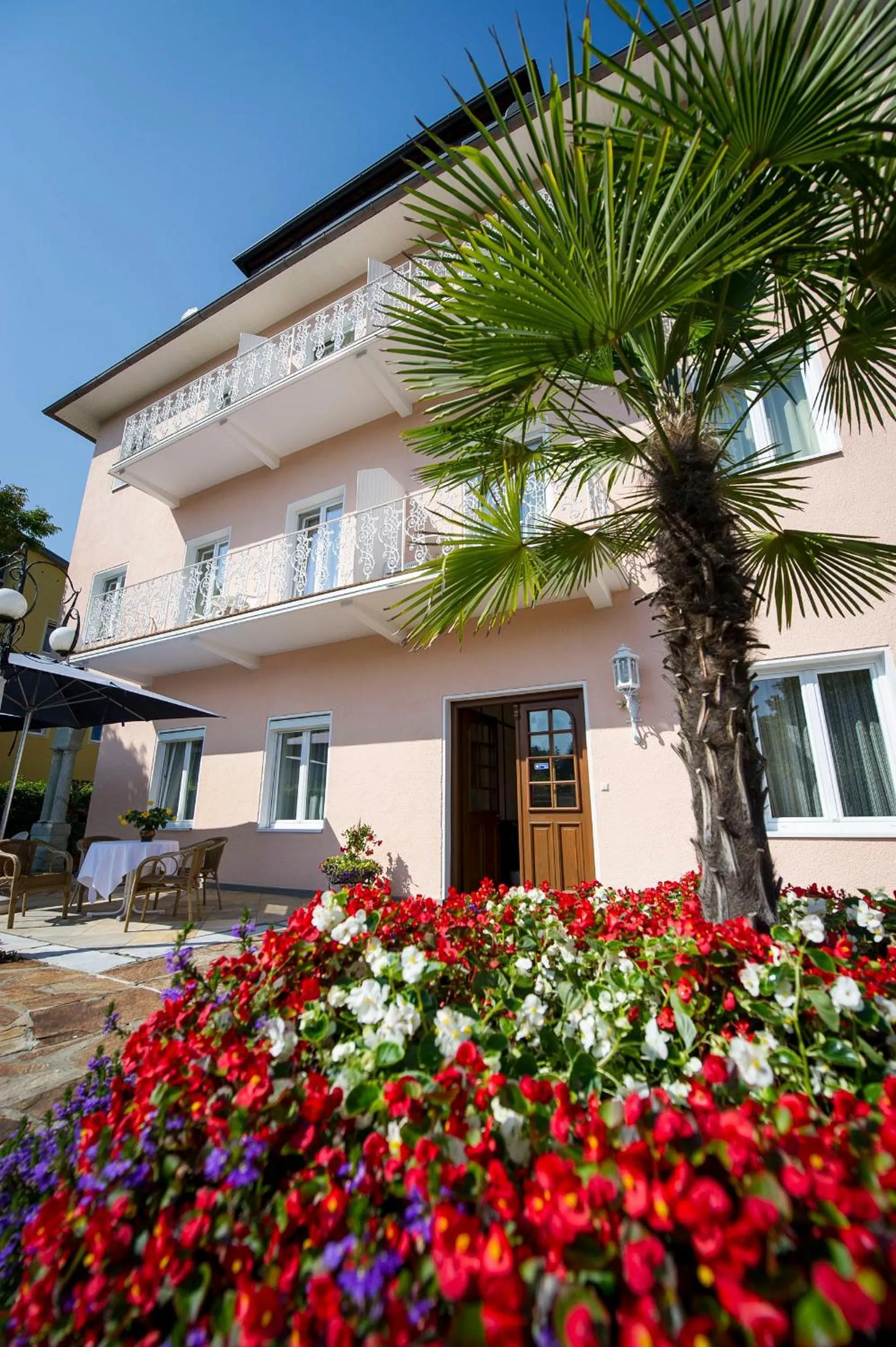 Property building in Villa Auguste