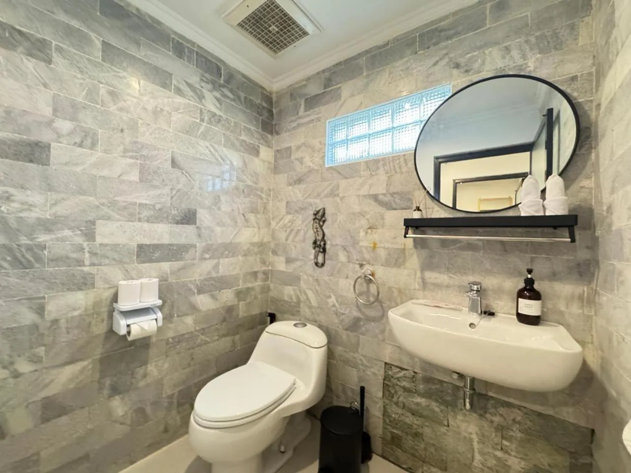 Toilet in Mamo Hotel Uluwatu