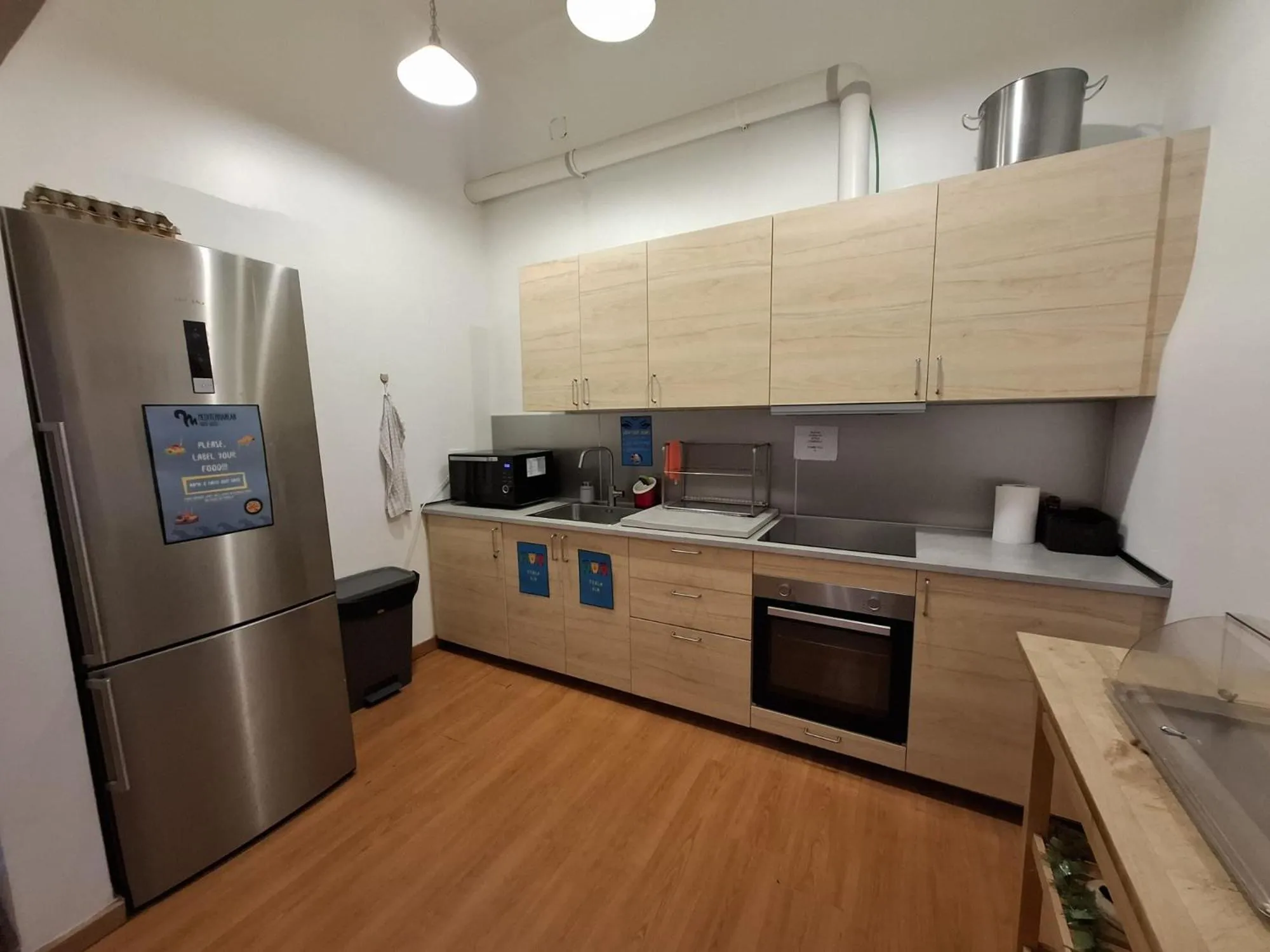 kitchen in Mediterranean Hostel Barcelona