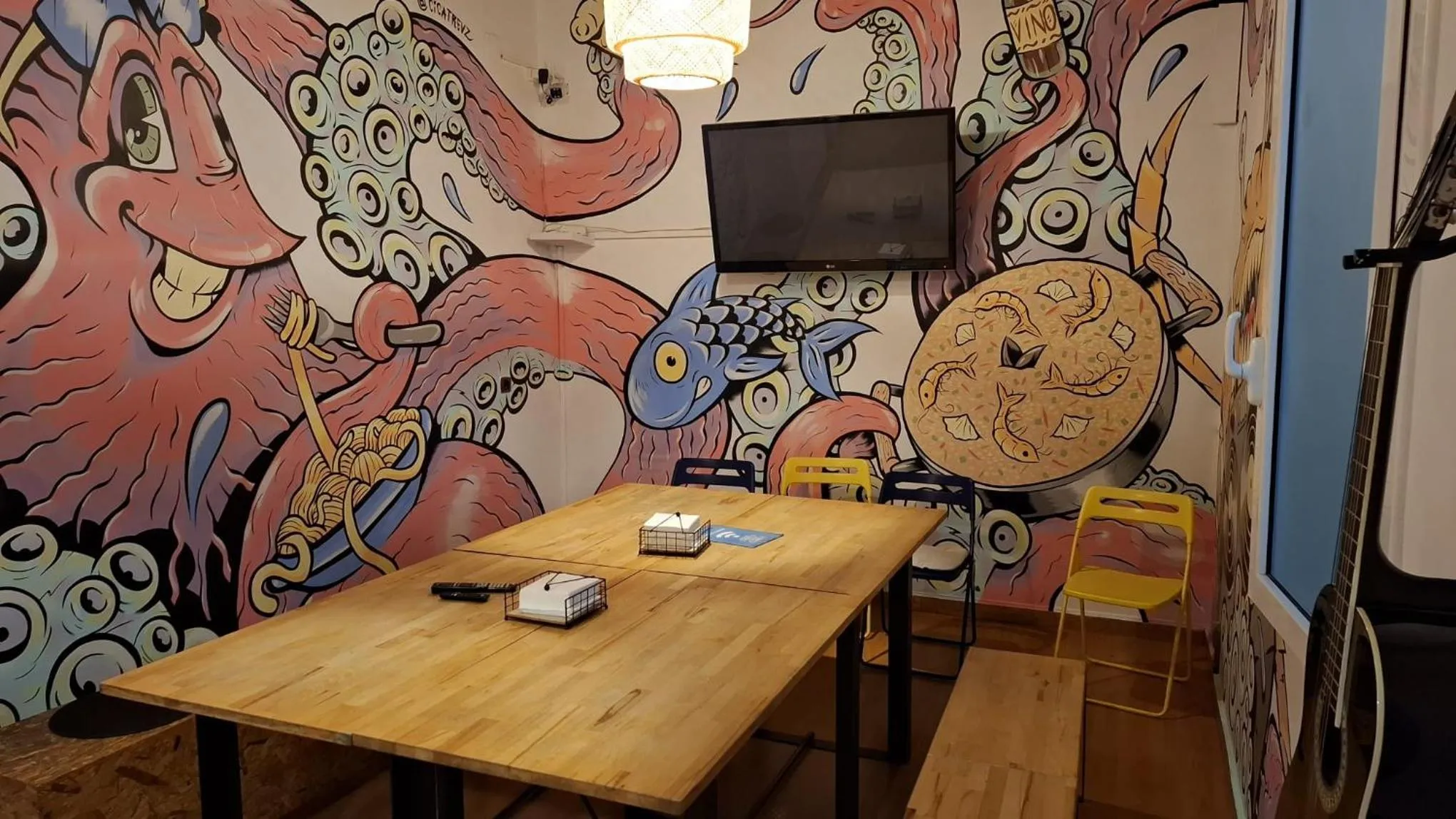 Communal lounge/ TV room in Mediterranean Hostel Barcelona