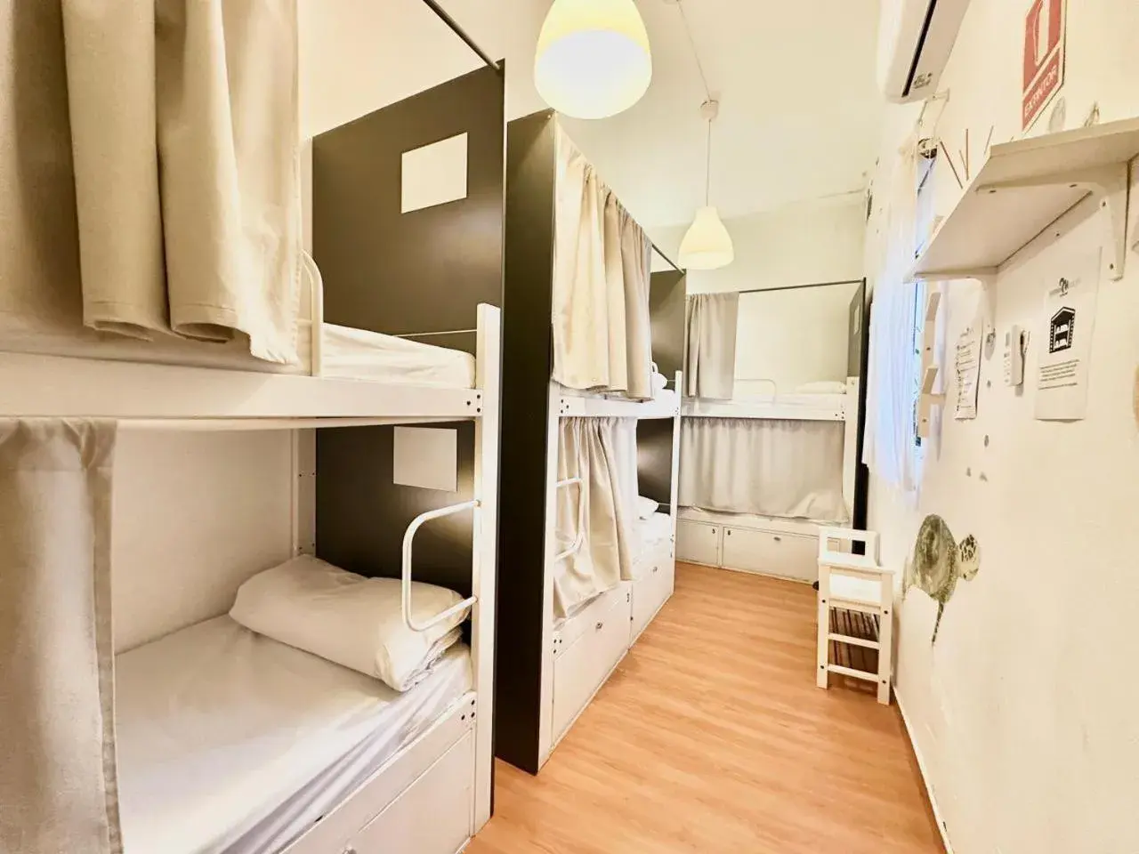 Bed in 6-Bed Mixed Dormitory Room in Mediterranean Hostel Barcelona Bed in 6-Bed Mixed Dormitory Room in Mediterranean Hostel Barcelona