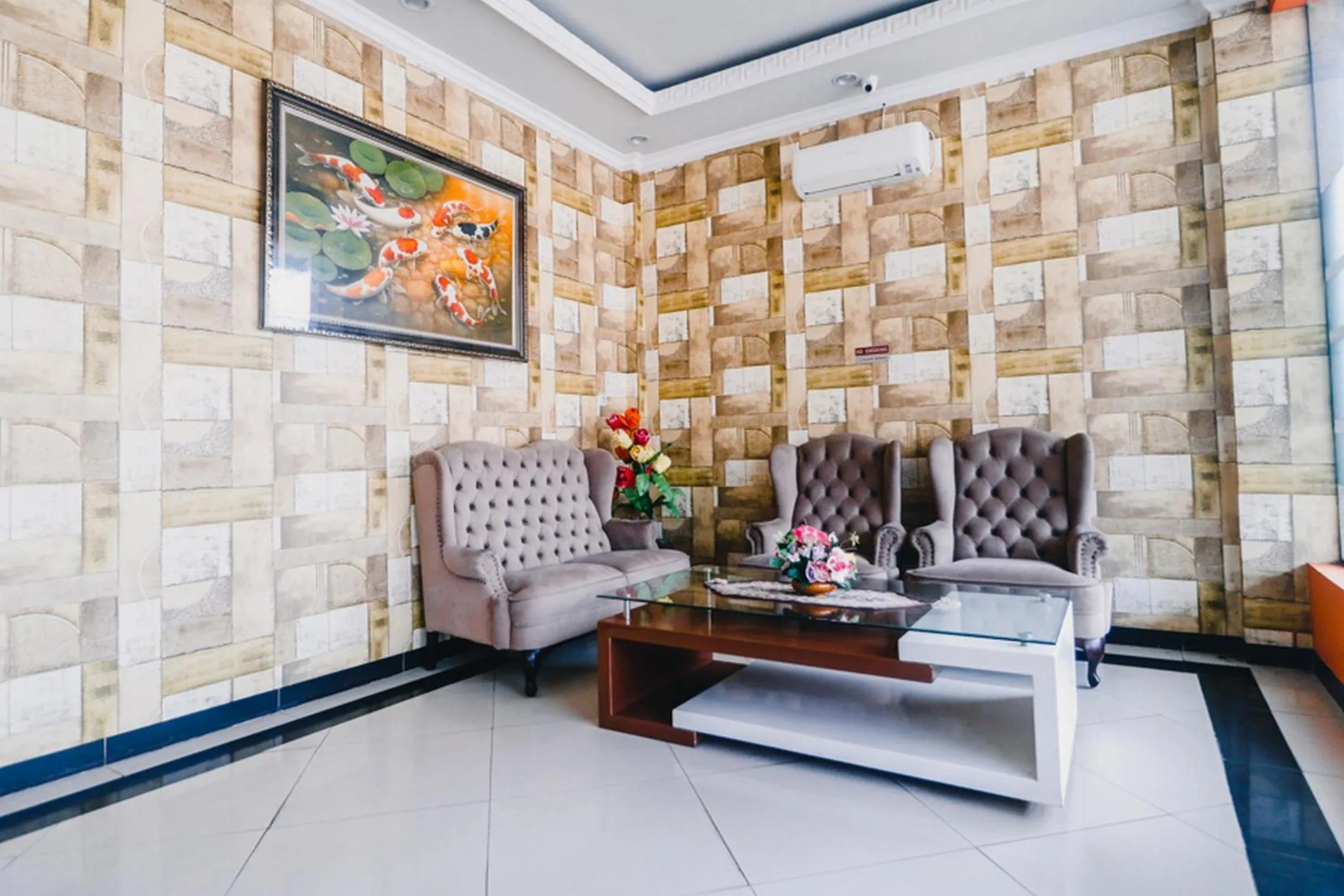 Lobby or reception in RedDoorz Plus at Grand City Inn Makassar