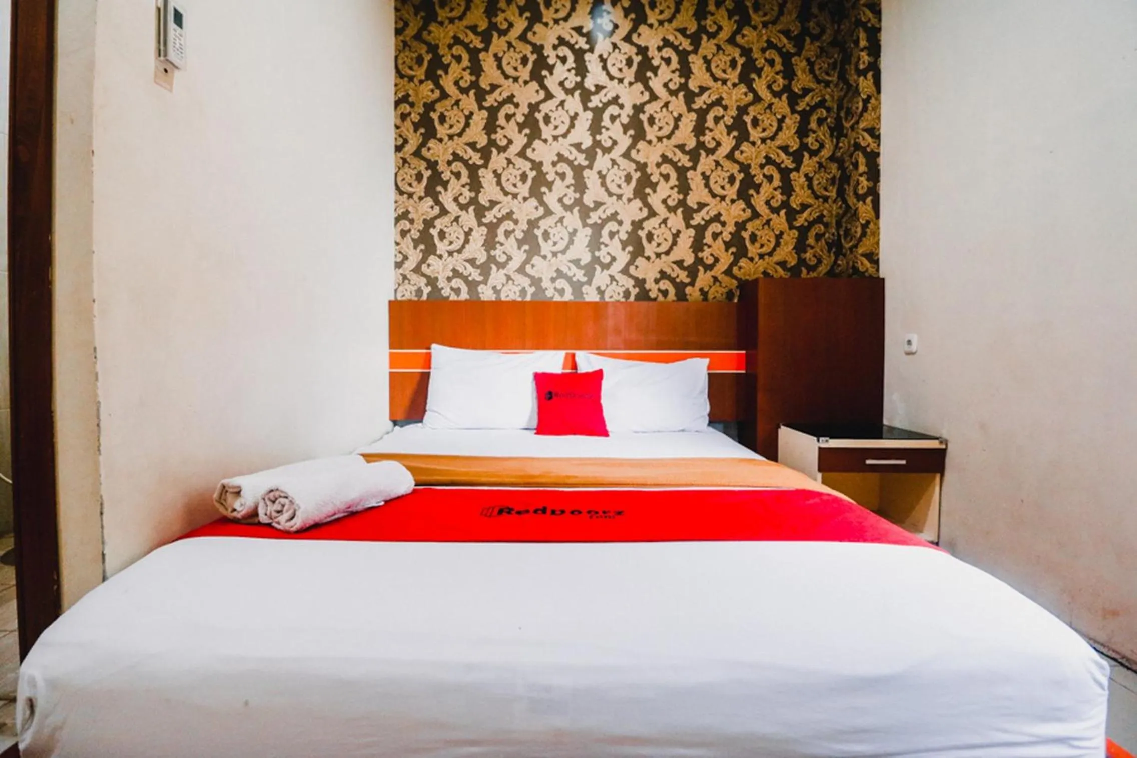 Bedroom, Bed in RedDoorz Plus at Grand City Inn Makassar