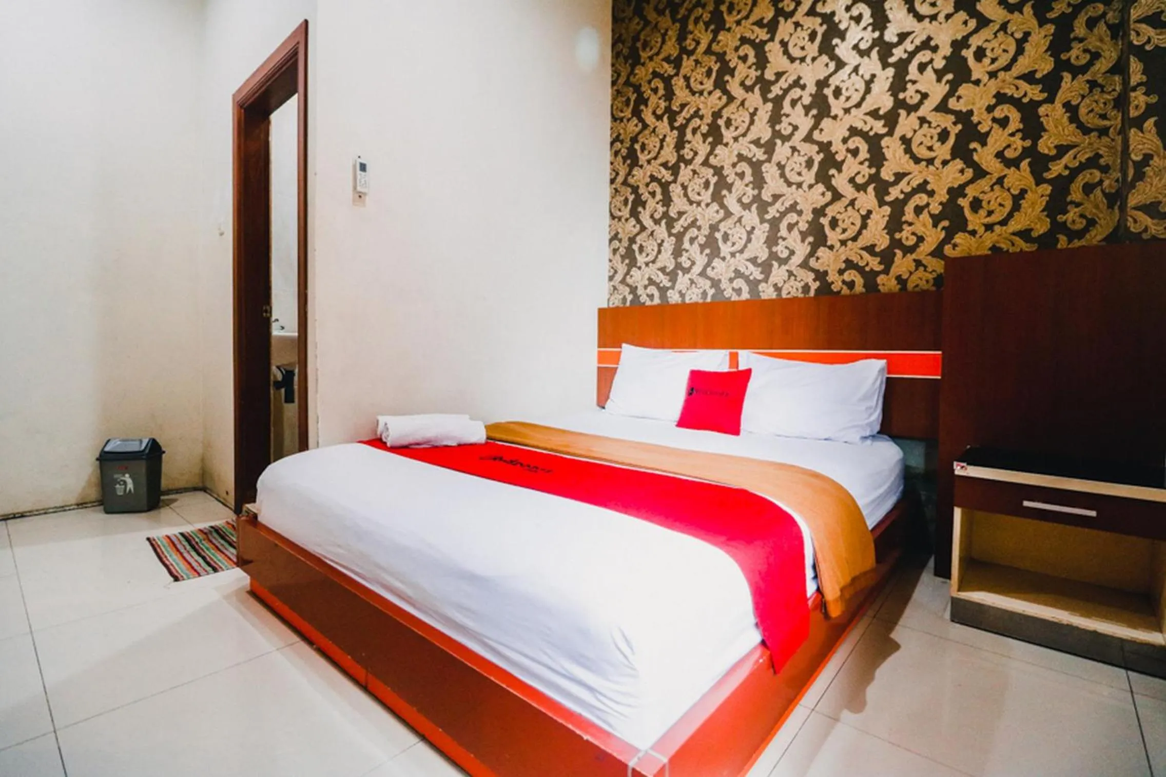 Bedroom, Bed in RedDoorz Plus at Grand City Inn Makassar